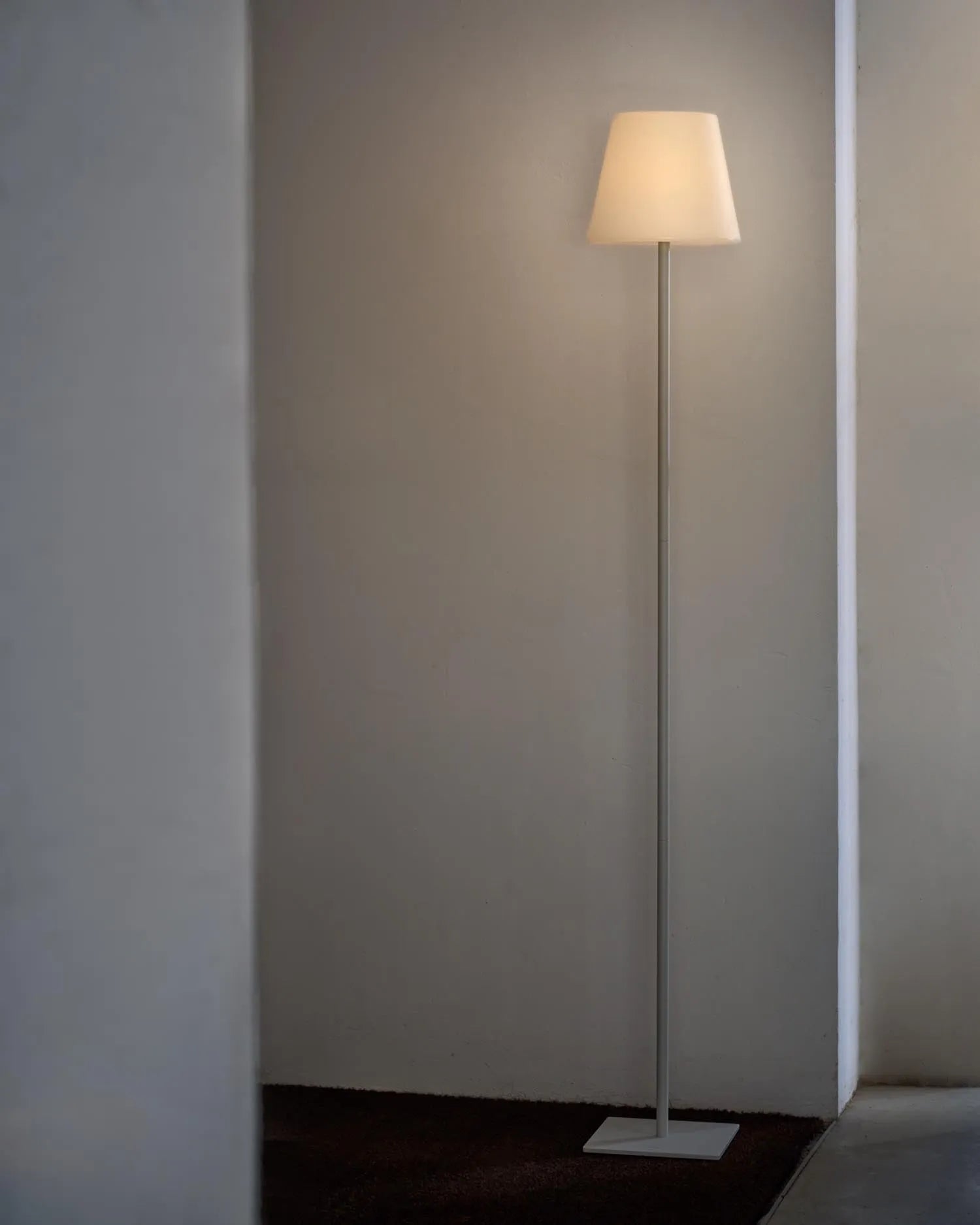 Elegante, solarbetriebene Outdoor-Stehlampe aus Stahl und Holz, 120 cm hoch, flexibel und umweltfreundlich.