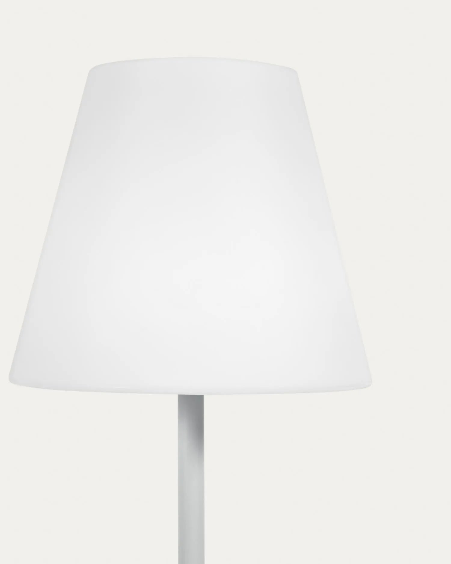 Elegante, solarbetriebene Outdoor-Stehlampe aus Stahl und Holz, 120 cm hoch, flexibel und umweltfreundlich.