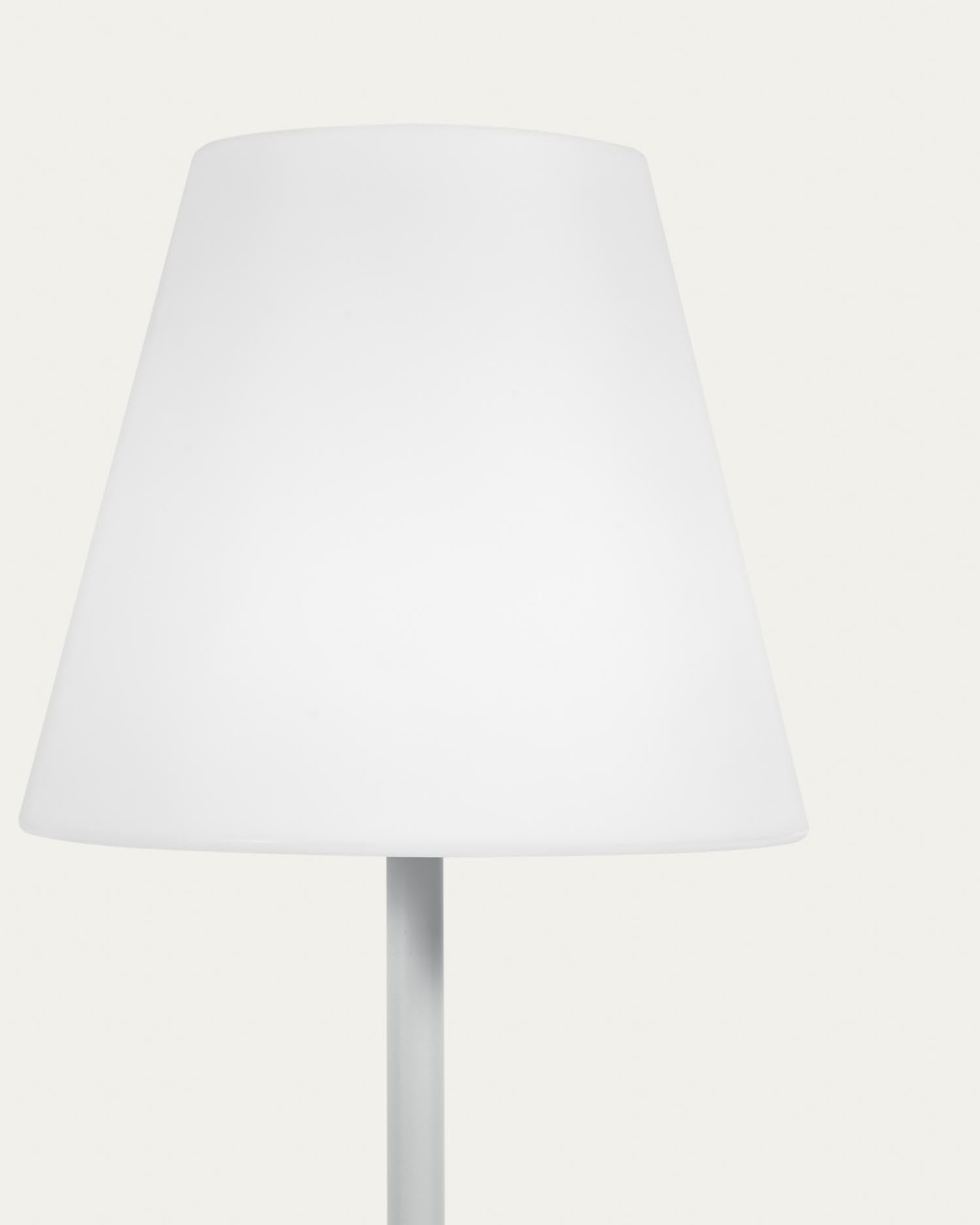 Elegante graue Solar-Stehlampe aus Stahl, 120 cm hoch, ideal für den Außenbereich. Nachhaltig und stilvoll von Kave Home.