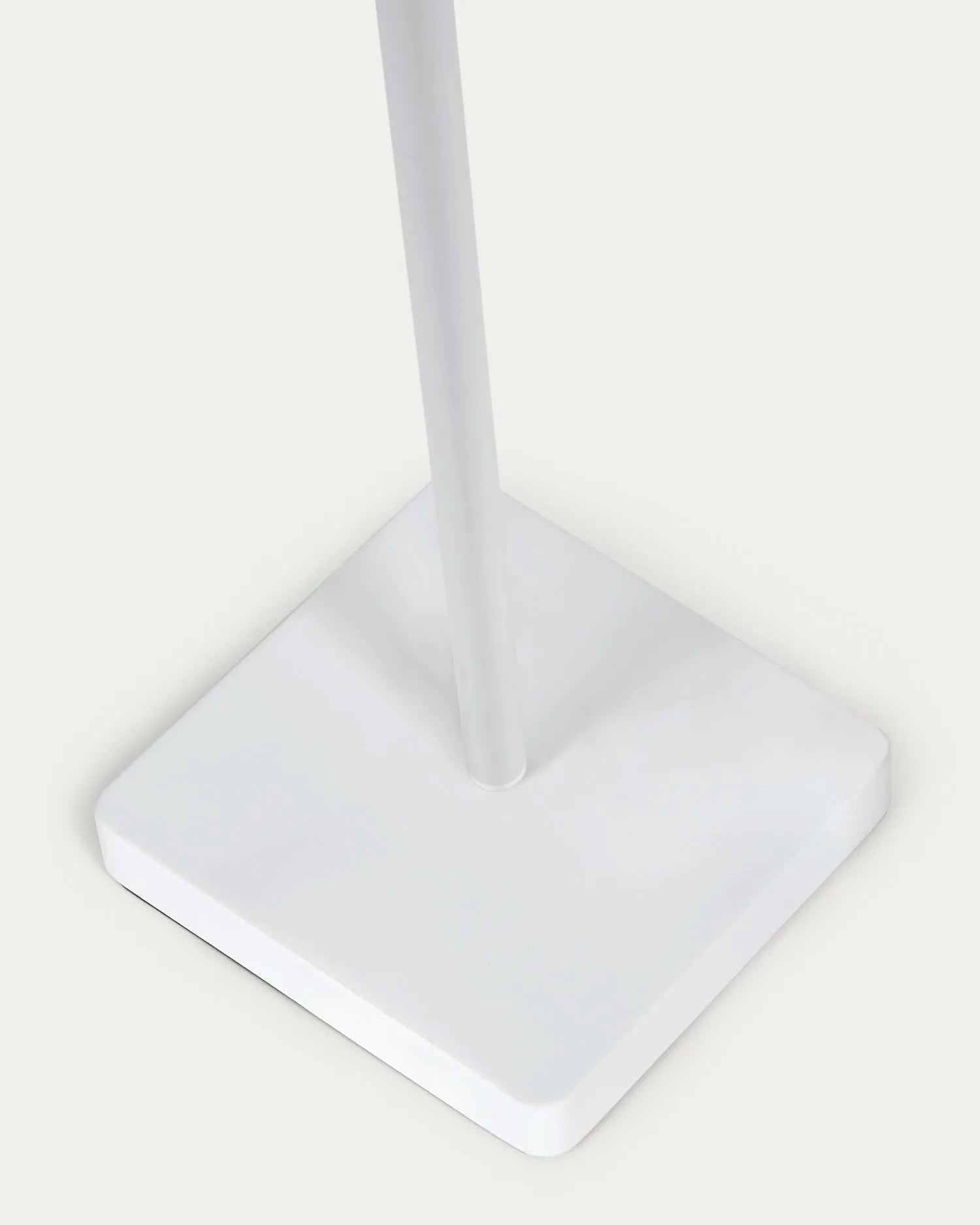 Elegante, solarbetriebene Outdoor-Stehlampe aus Stahl und Holz, 120 cm hoch, flexibel und umweltfreundlich.