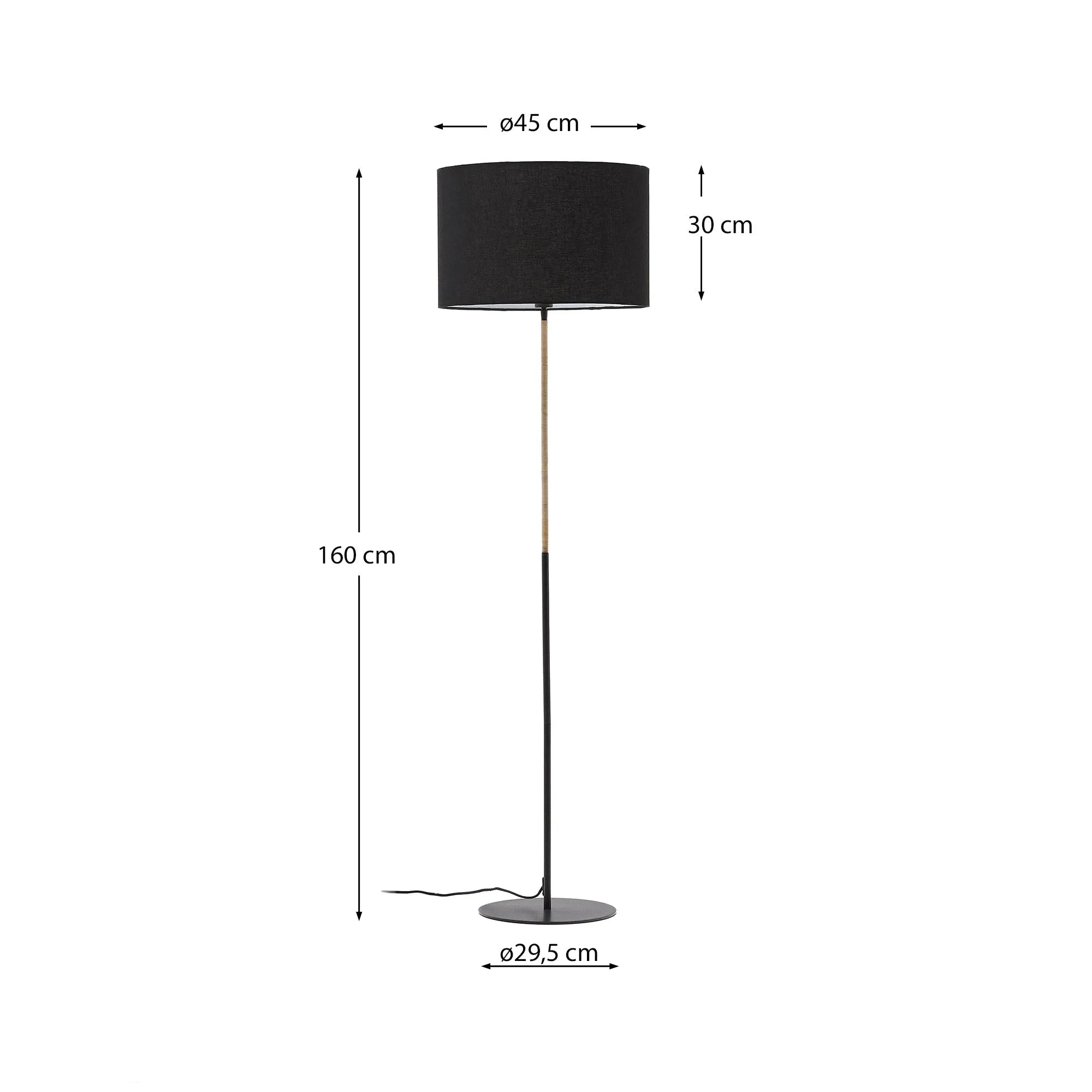Elegante Stehlampe aus Metall und Rattan mit schwarzem Schirm, die Wärme und Stil in jeden Raum bringt.