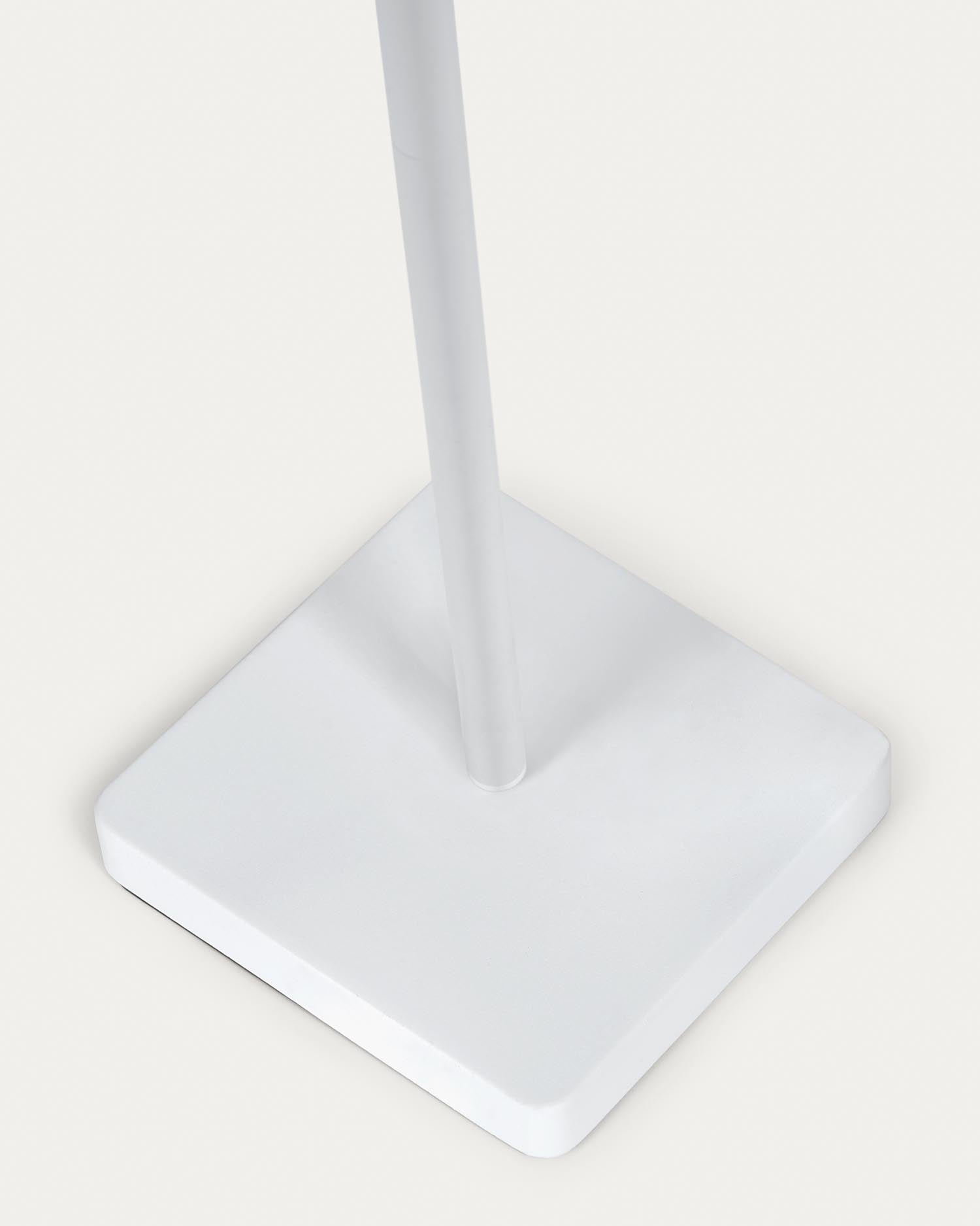 Die Outdoor Solar-Stehlampe Dinesh von Kave Home vereint elegantes Design mit umweltfreundlicher Funktionalität. Perfekt für Garten und Terrasse.