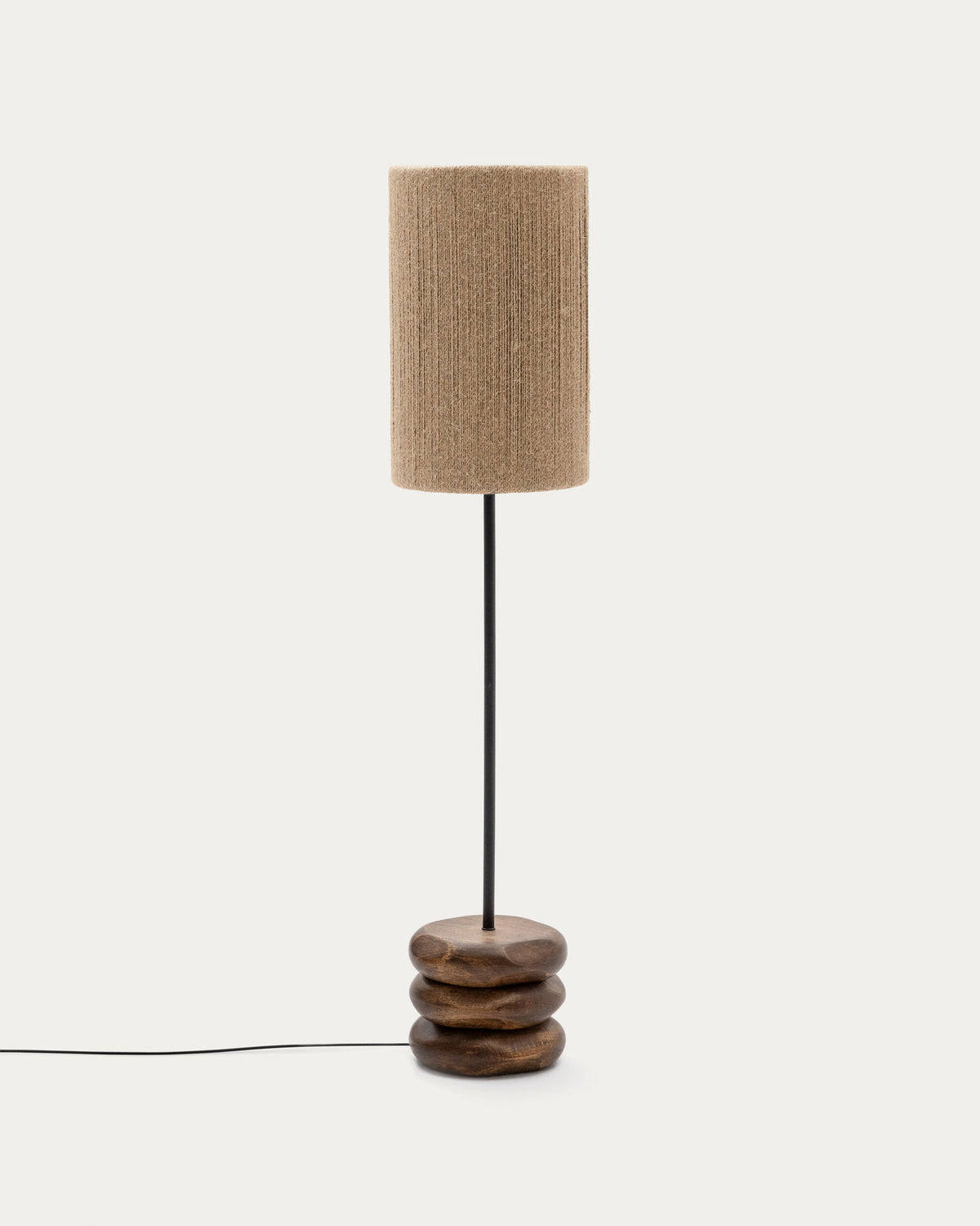 Stehlampe Kor aus Akazienholz mit dunklem Finish und Jute in Natur präsentiert im Onlineshop von KAQTU Design AG. Stehleuchte ist von Kave Home