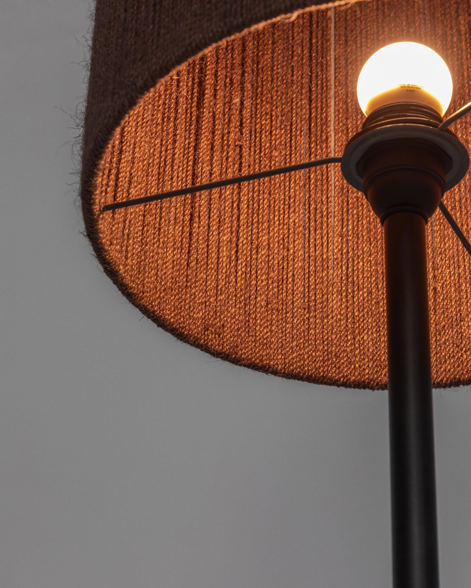 Stehlampe Kor aus Akazienholz mit dunklem Finish und Juteschirm, perfekt für ein modernes und natürliches Wohnambiente.