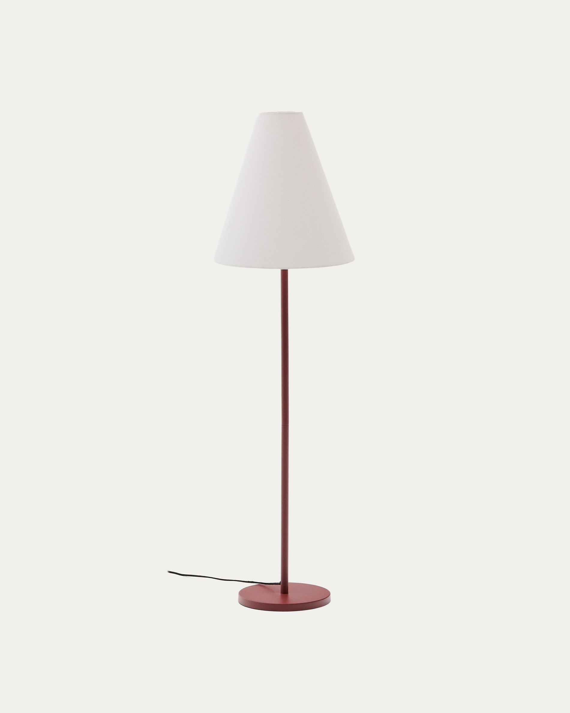 Elegante Stehlampe Navat: Metall mit Terrakotta-Finish, Holzfuß, warmes Licht, modern und zeitlos, vielseitig einsetzbar.
