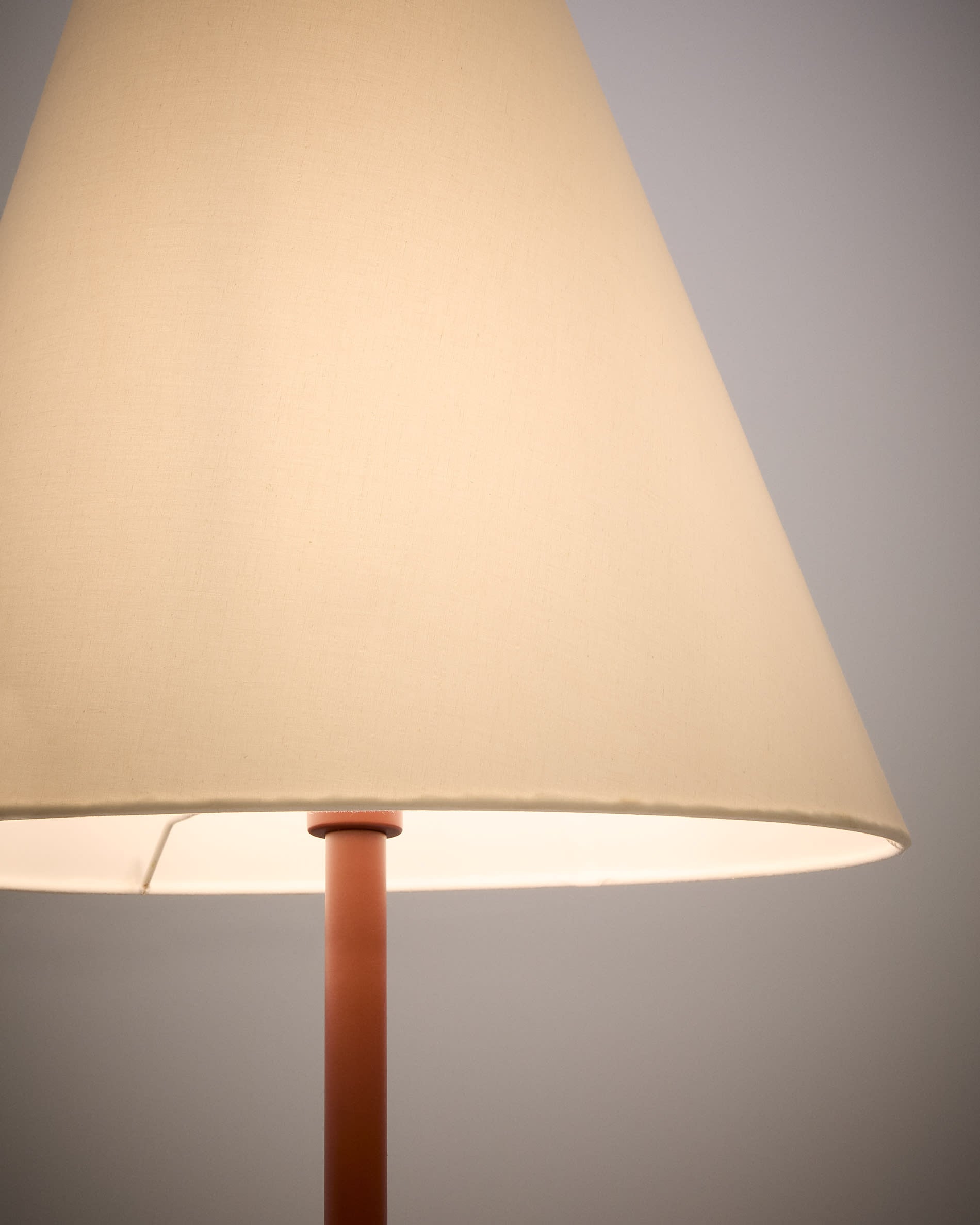 Die Stehlampe Navat von Kave Home besticht durch ihr modernes Metall-Design und ein elegantes Terrakotta-Finish für ein warmes Ambiente.
