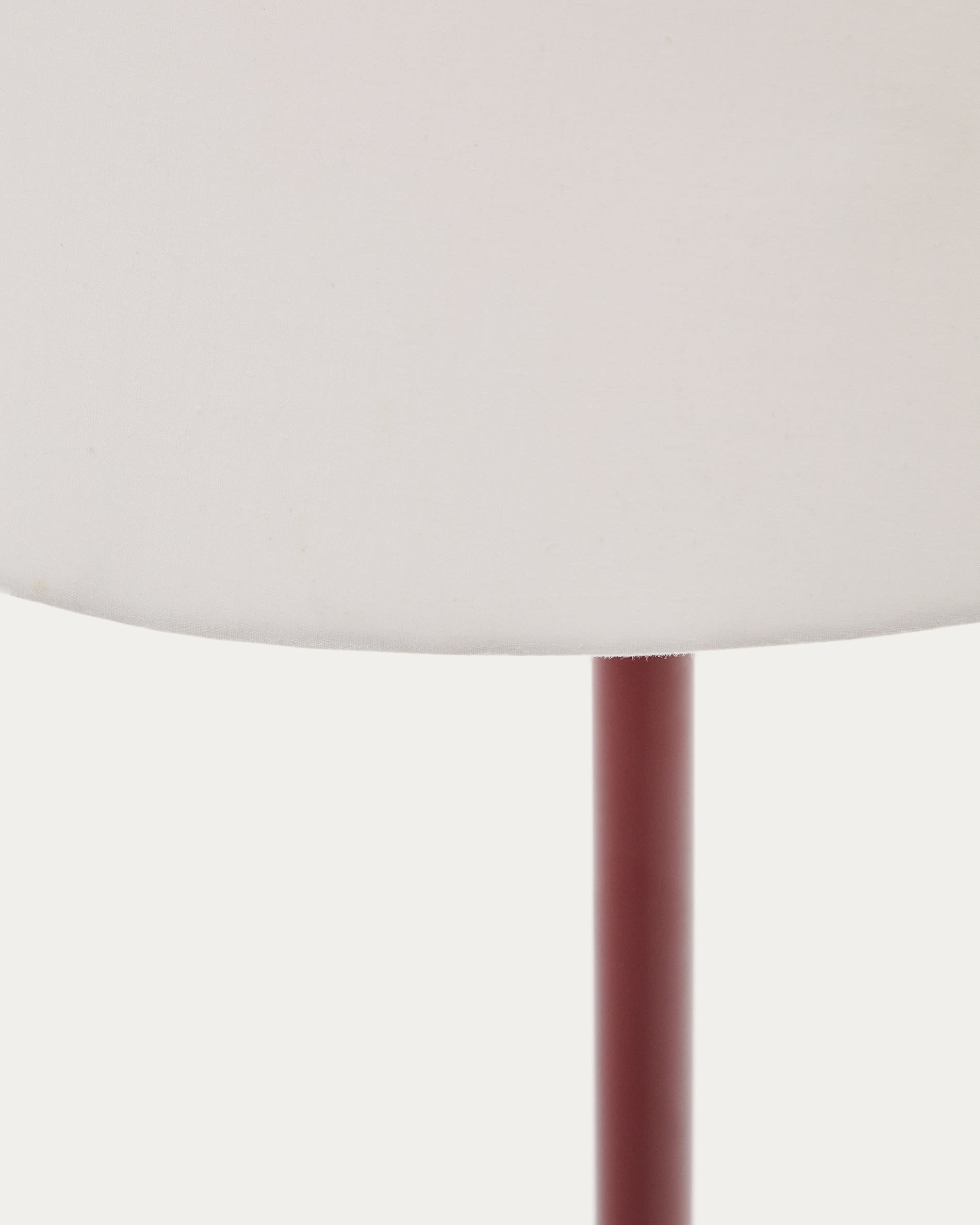 Die Stehlampe Navat von Kave Home besticht durch ihr modernes Metall-Design und ein warmes Terrakotta-Finish für stilvolle Beleuchtung.