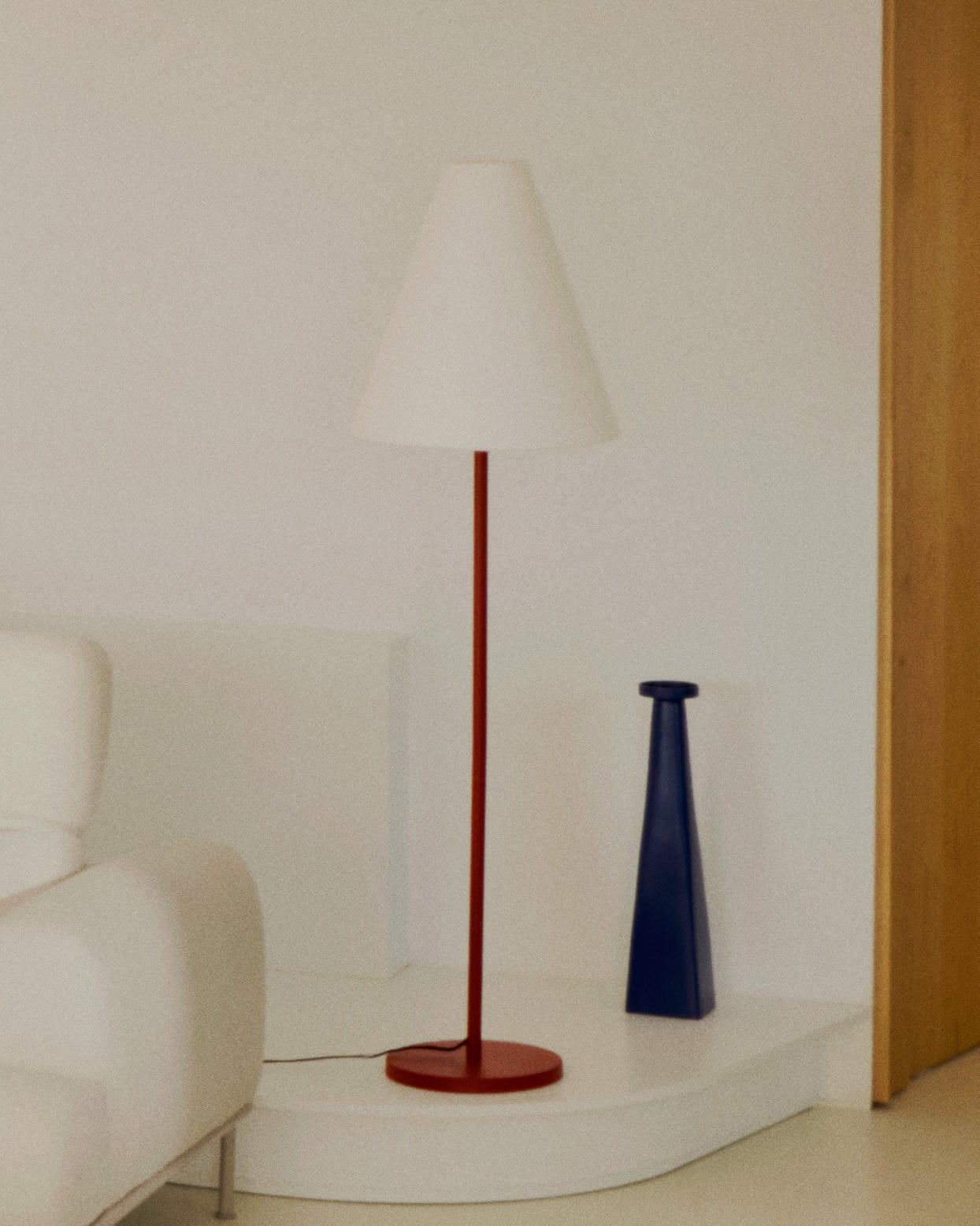 Die Stehlampe Navat aus Metall mit Terrakotta-Finish von Kave Home vereint modernes Design mit warmen, natürlichen Akzenten.