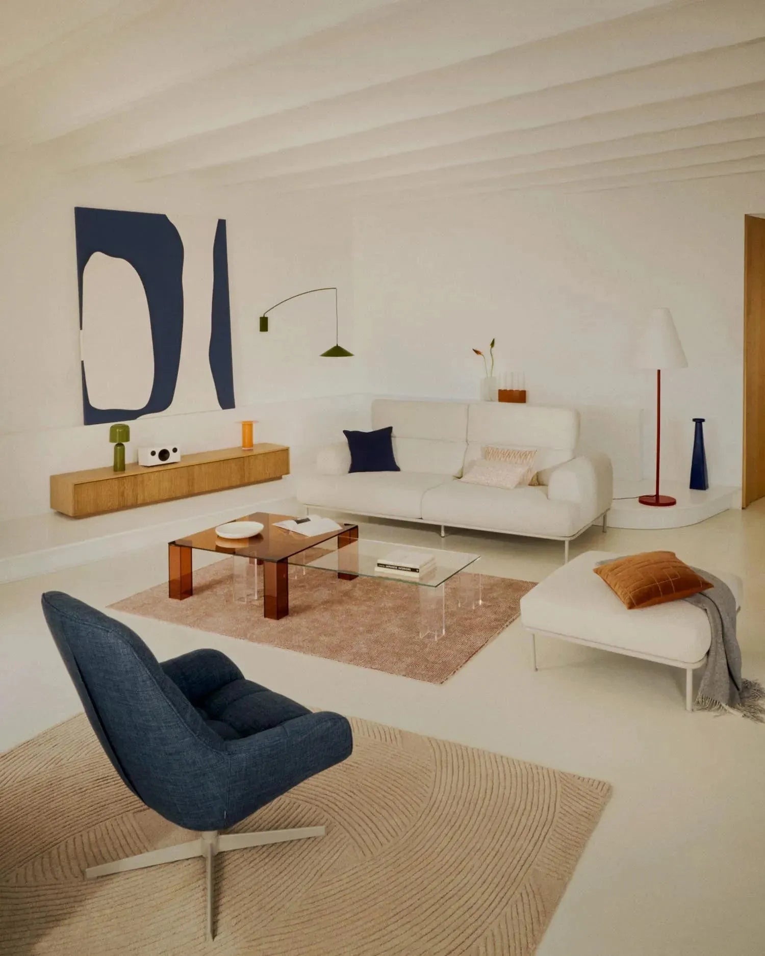 Die Navat Stehlampe von Kave Home kombiniert modernes Metall-Design mit einem warmen Terrakotta-Finish für stilvolle Beleuchtung.