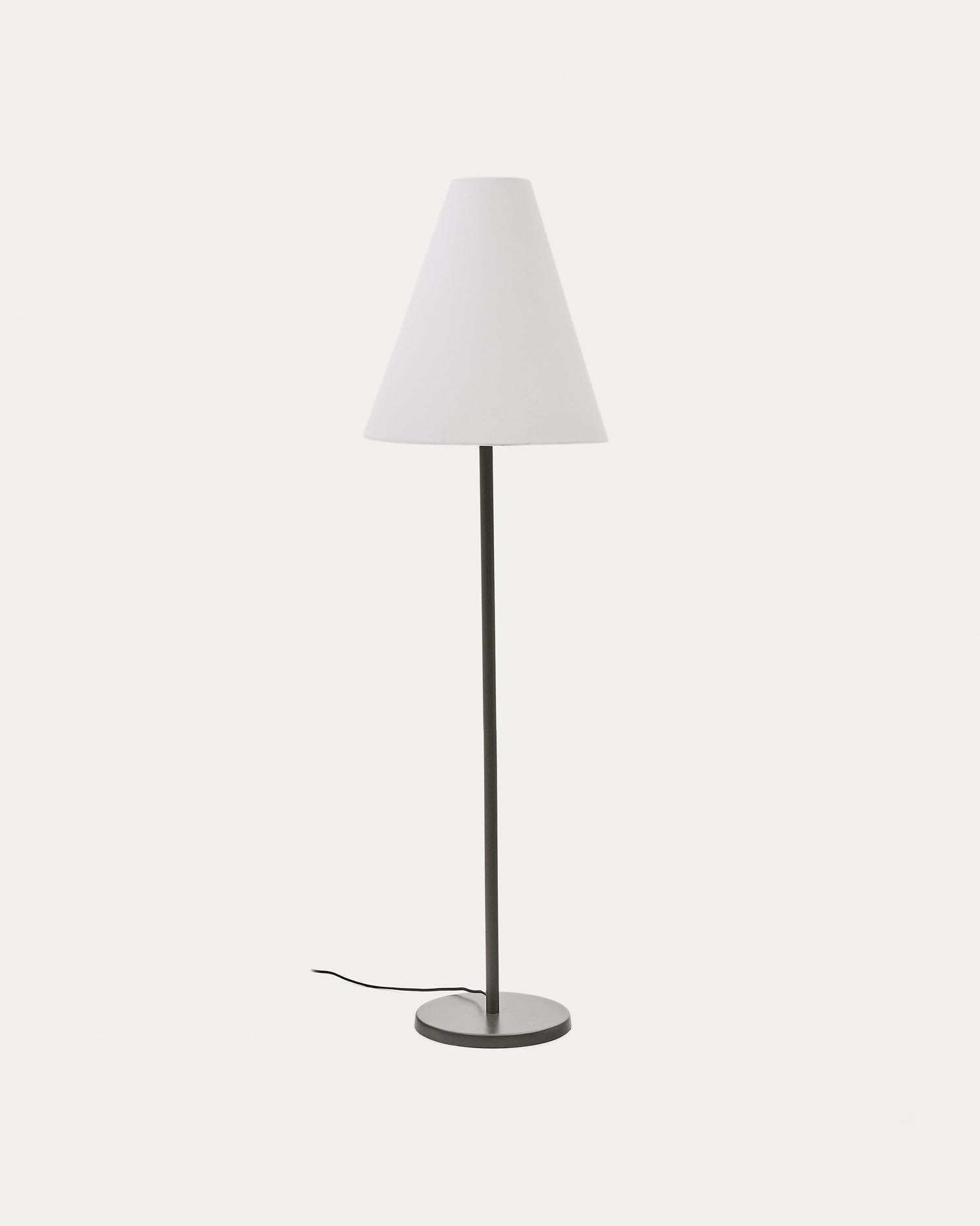 Die Stehlampe Navat von Kave Home vereint modernes Design mit grünem Finish, Massivholzfuß und flexibler Lichtausrichtung.