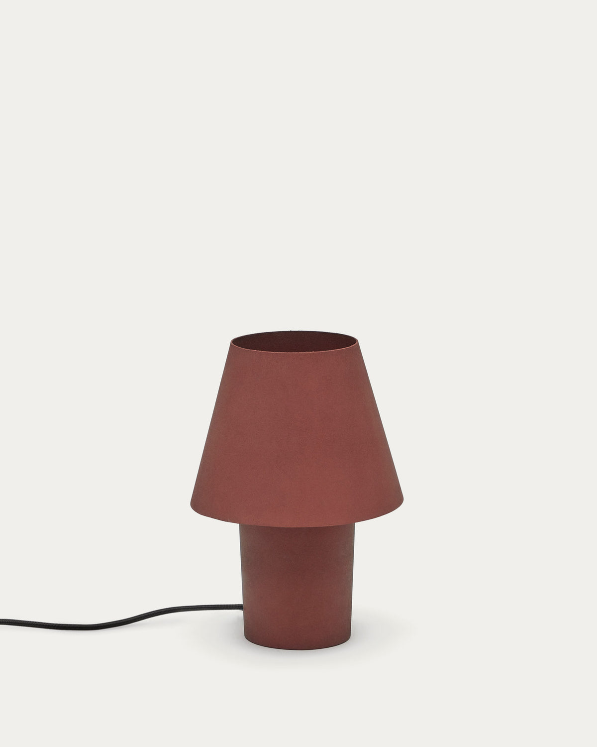 Canapost Tischlampe aus Metall mit Finish in Terrakotta in Terrakotta präsentiert im Onlineshop von KAQTU Design AG. Tischleuchte ist von Kave Home