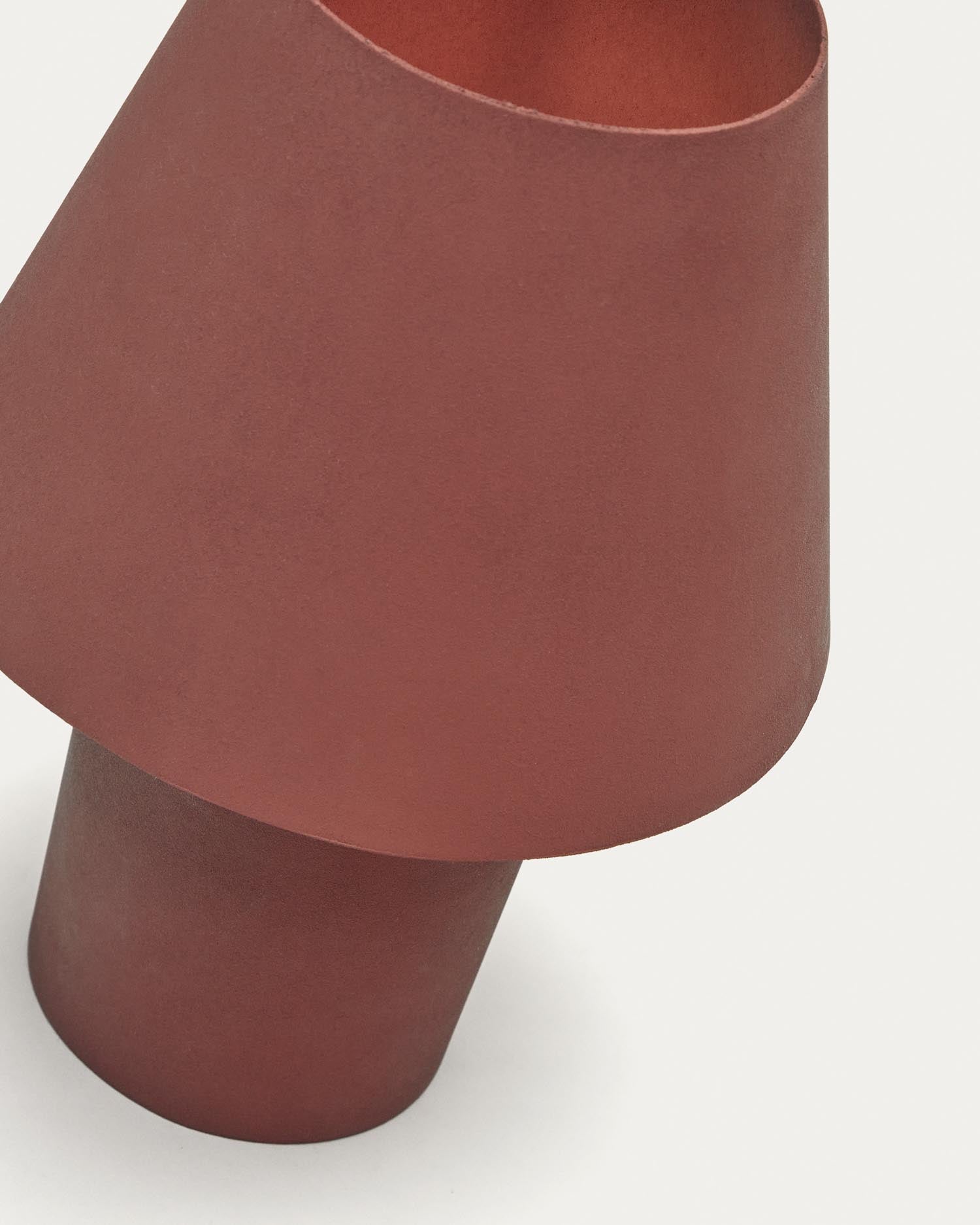 Die Canapost Tischlampe aus Metall mit Terrakotta-Finish von Kave Home bietet stilvolles Design und warme, einladende Akzente.