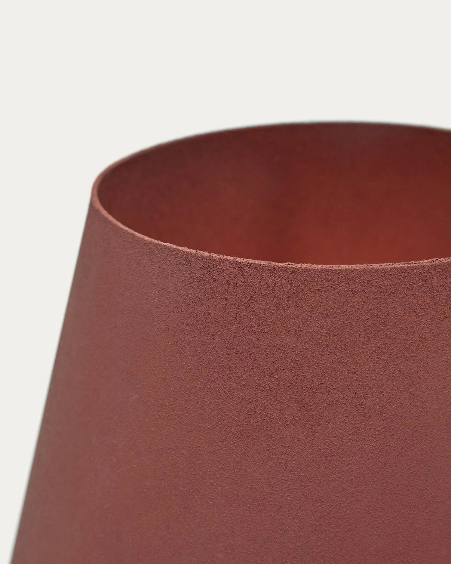 Die Canapost Tischlampe aus Metall mit Terrakotta-Finish von Kave Home bietet stilvolles Design und warme, natürliche Eleganz.