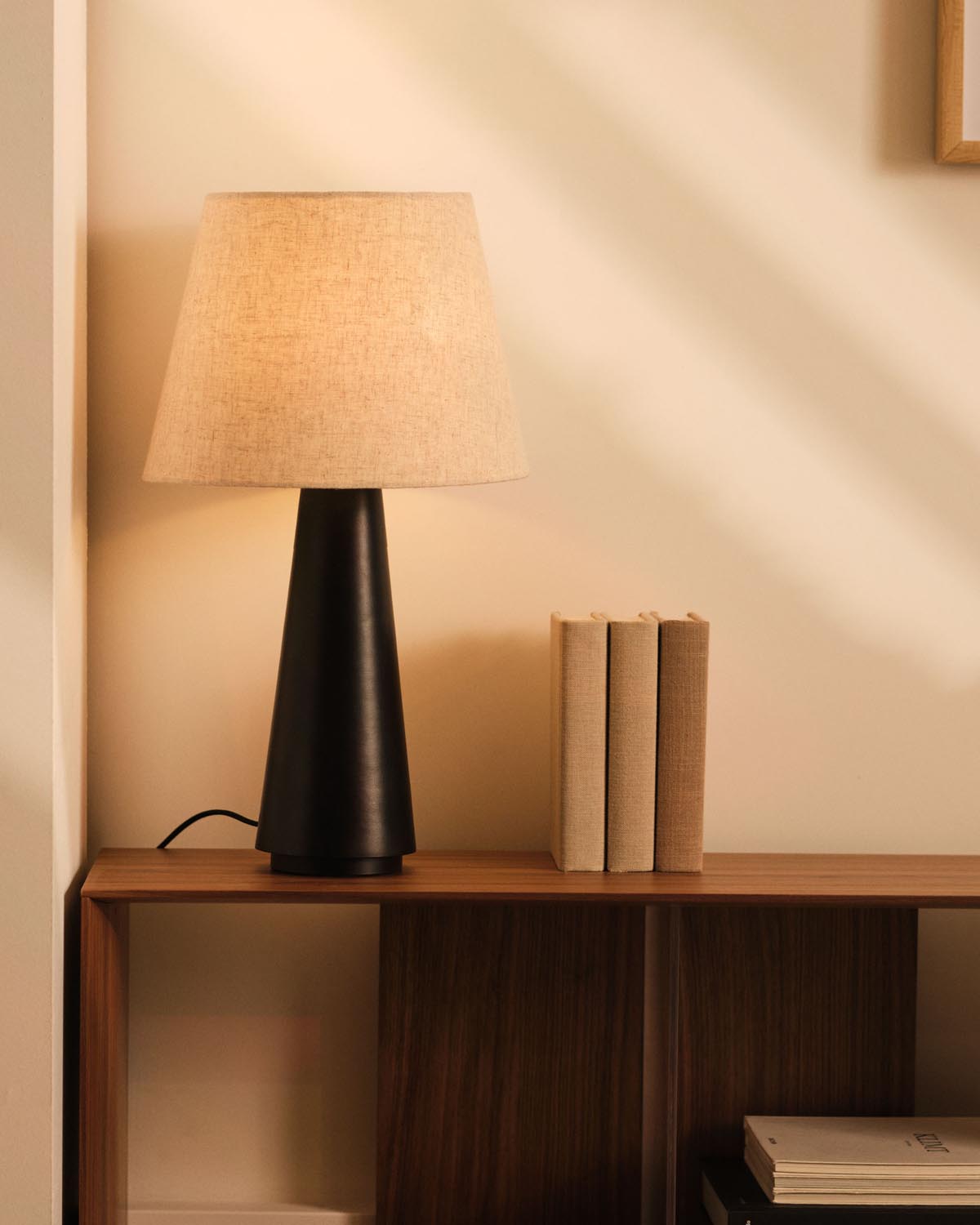 Torrent table lamp made of black metal with a linen lampshade
