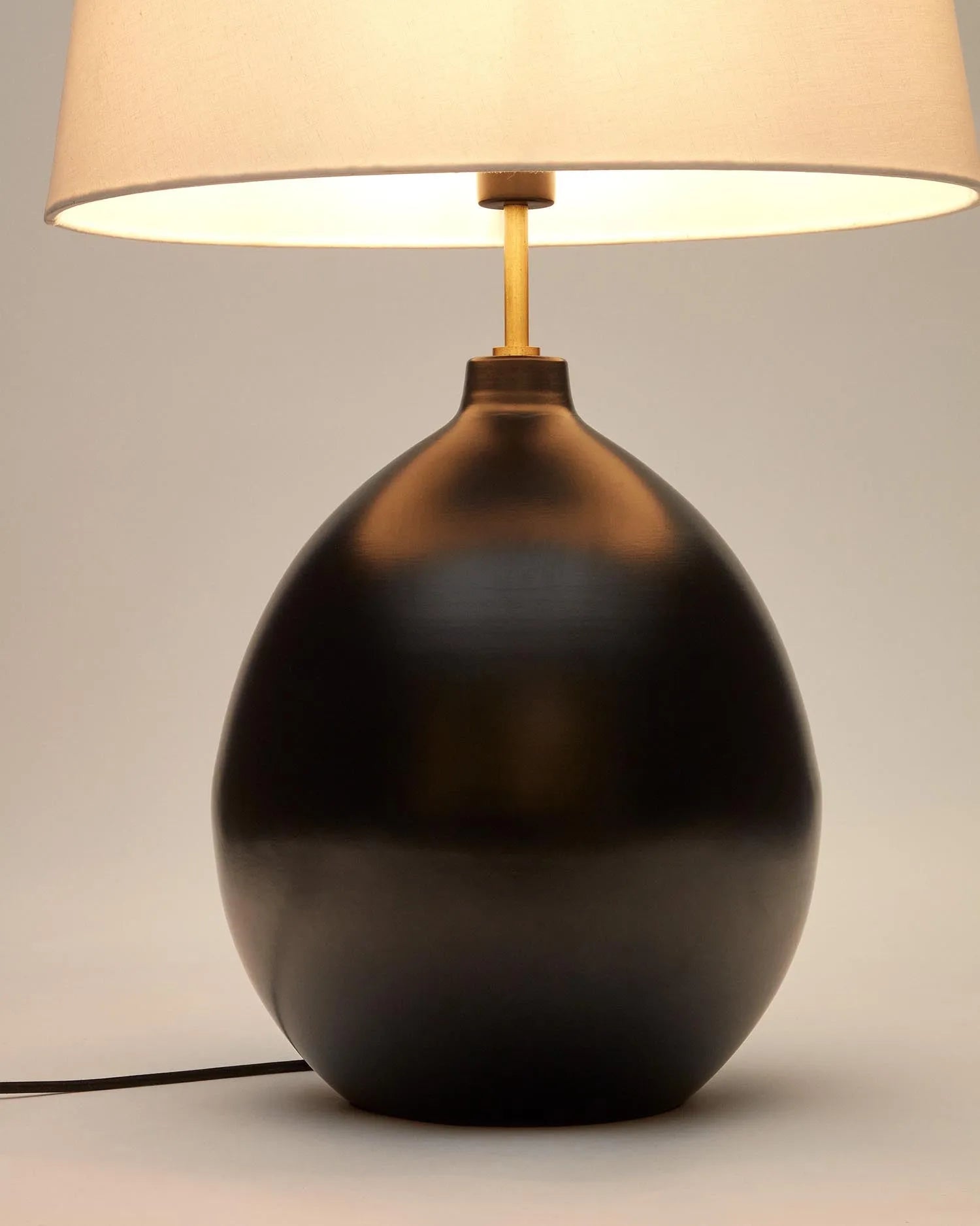 Elegante Tischlampe mit schwarzem Metallfinish und Holzsockel, ideal für stilvolle Akzente in jedem Raum.