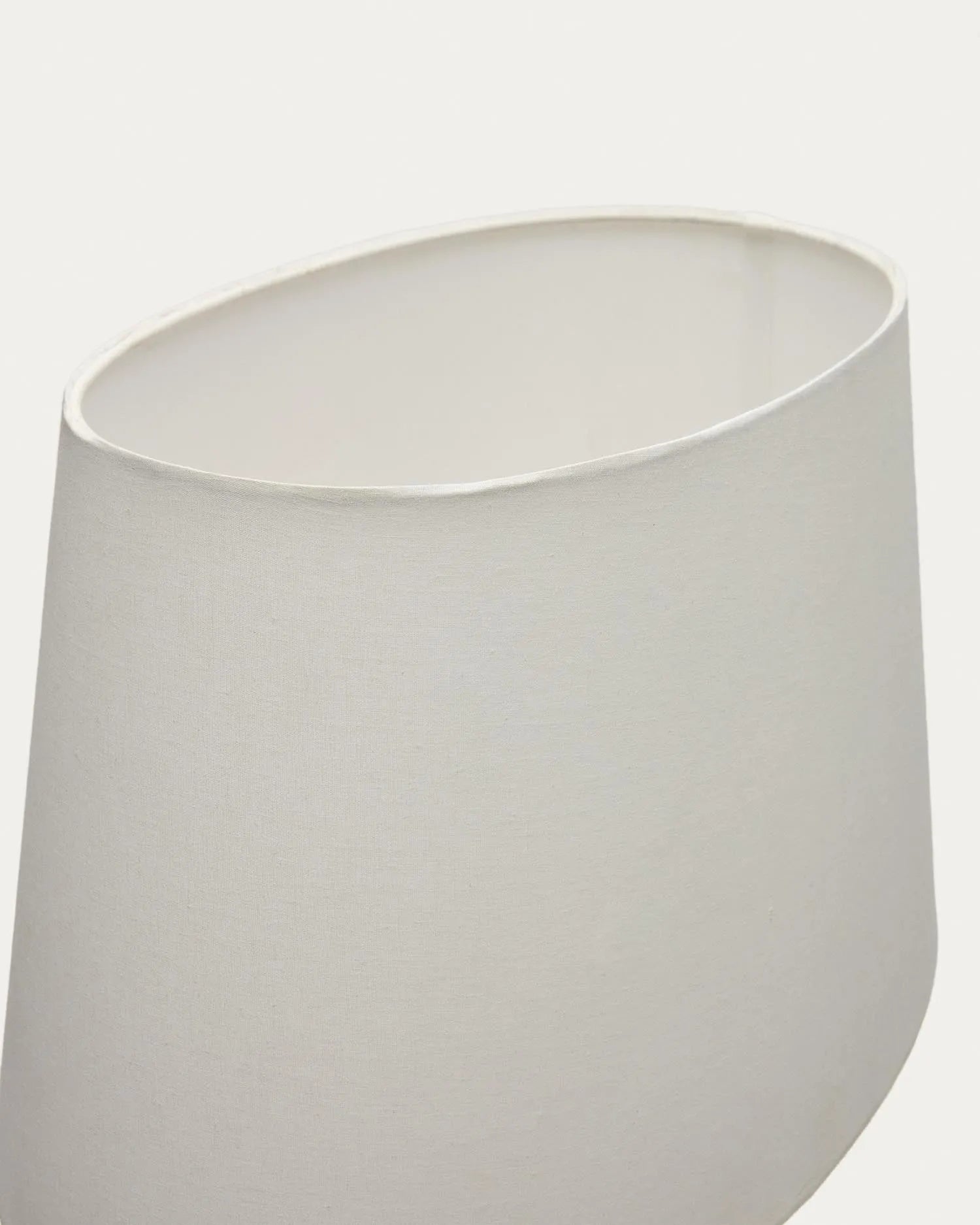 Elegante Tischlampe mit schwarzem Metallfinish und Holzsockel, ideal für stilvolle Akzente in jedem Raum.