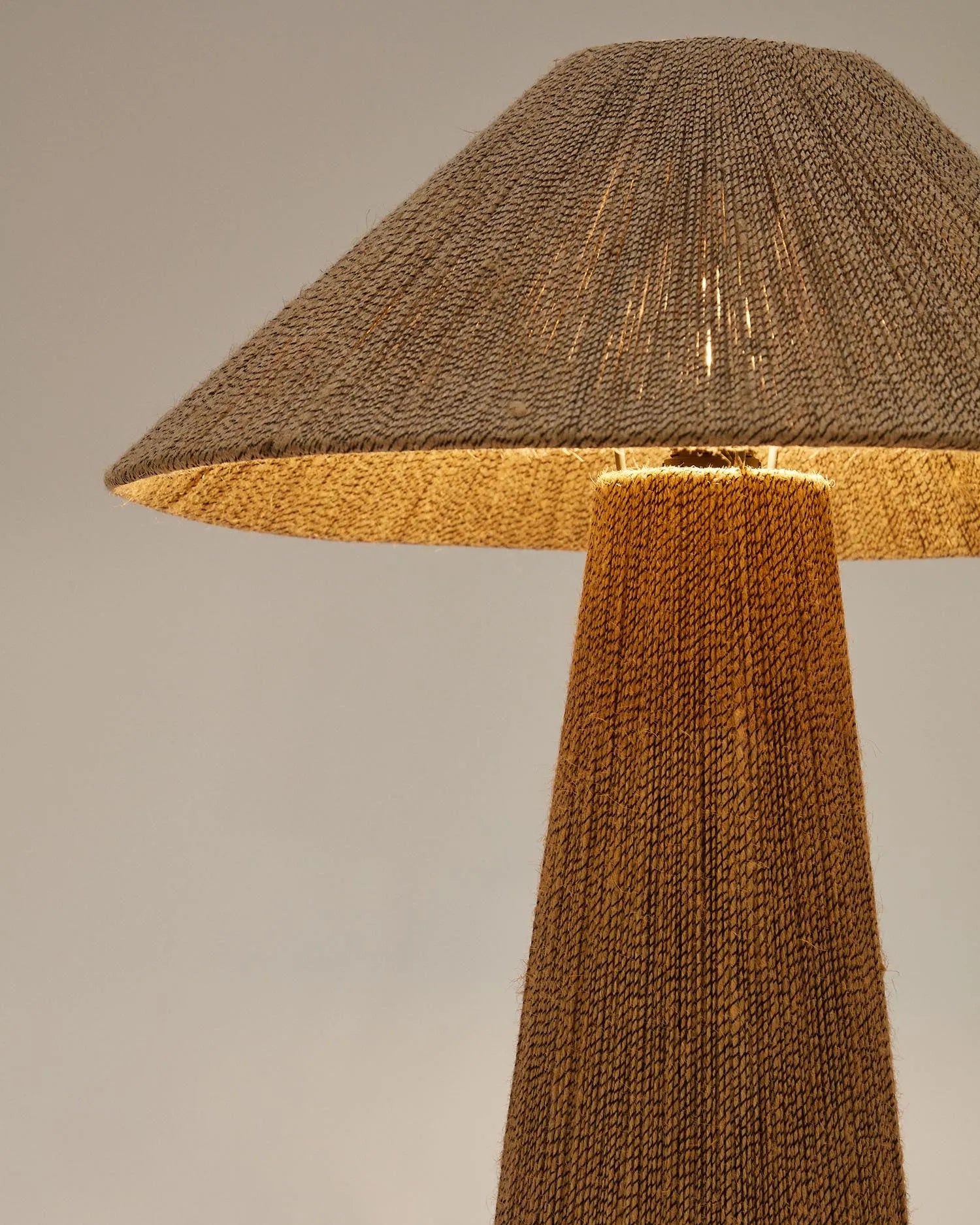Die Renee Tischleuchte aus Jute und Holz vereint natürliche Eleganz mit modernem Design und schafft ein warmes Ambiente.