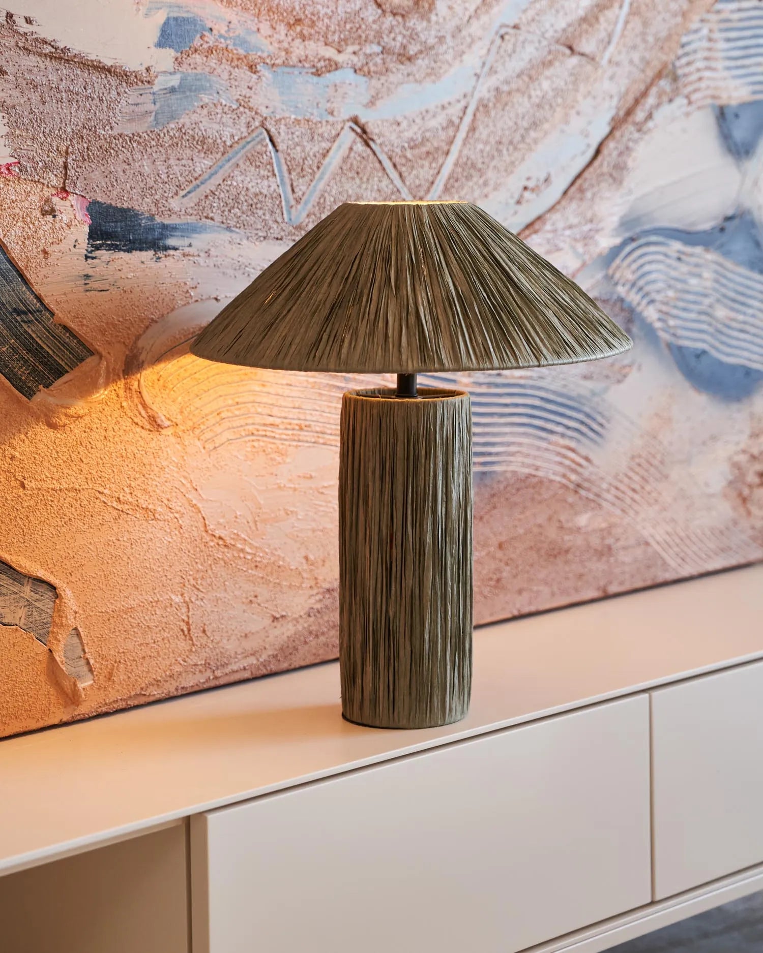 Die Samse Tischleuchte aus Raffiabast von Kave Home vereint natürliche Eleganz und Funktionalität in einem stilvollen Design.