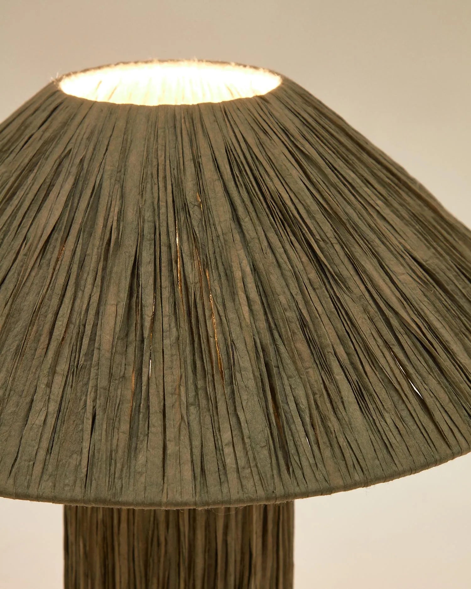 Die Samse Tischleuchte aus Raffiabast von Kave Home vereint natürliche Eleganz und Funktionalität in einem stilvollen Design.