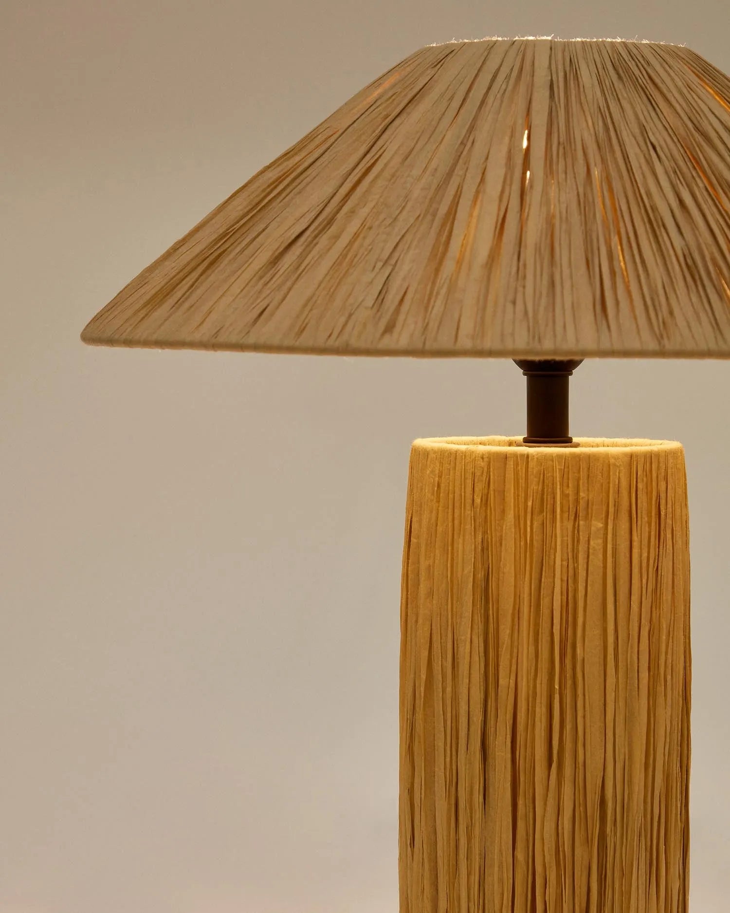 Die Samse Tischleuchte aus Raffiabast vereint natürliche Eleganz mit funktionalem Design und schafft eine warme Atmosphäre.
