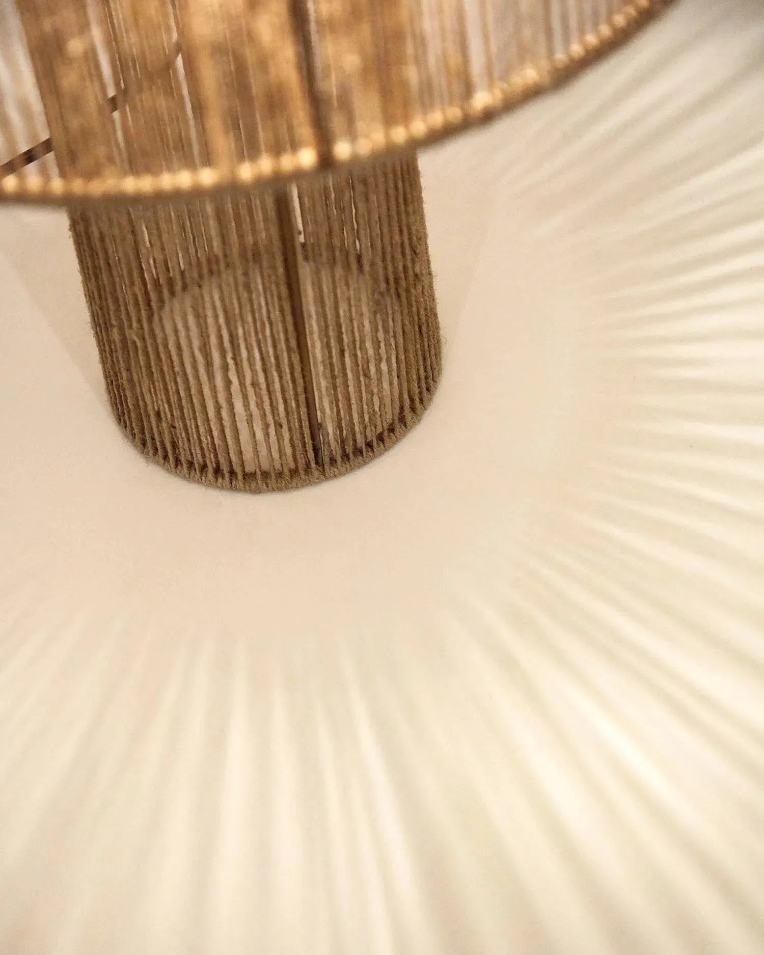 Die Pontos Tischlampe aus Jute von Kave Home bringt mit ihrem natürlichen Look und warmem Licht eine gemütliche Stimmung in jeden Raum.