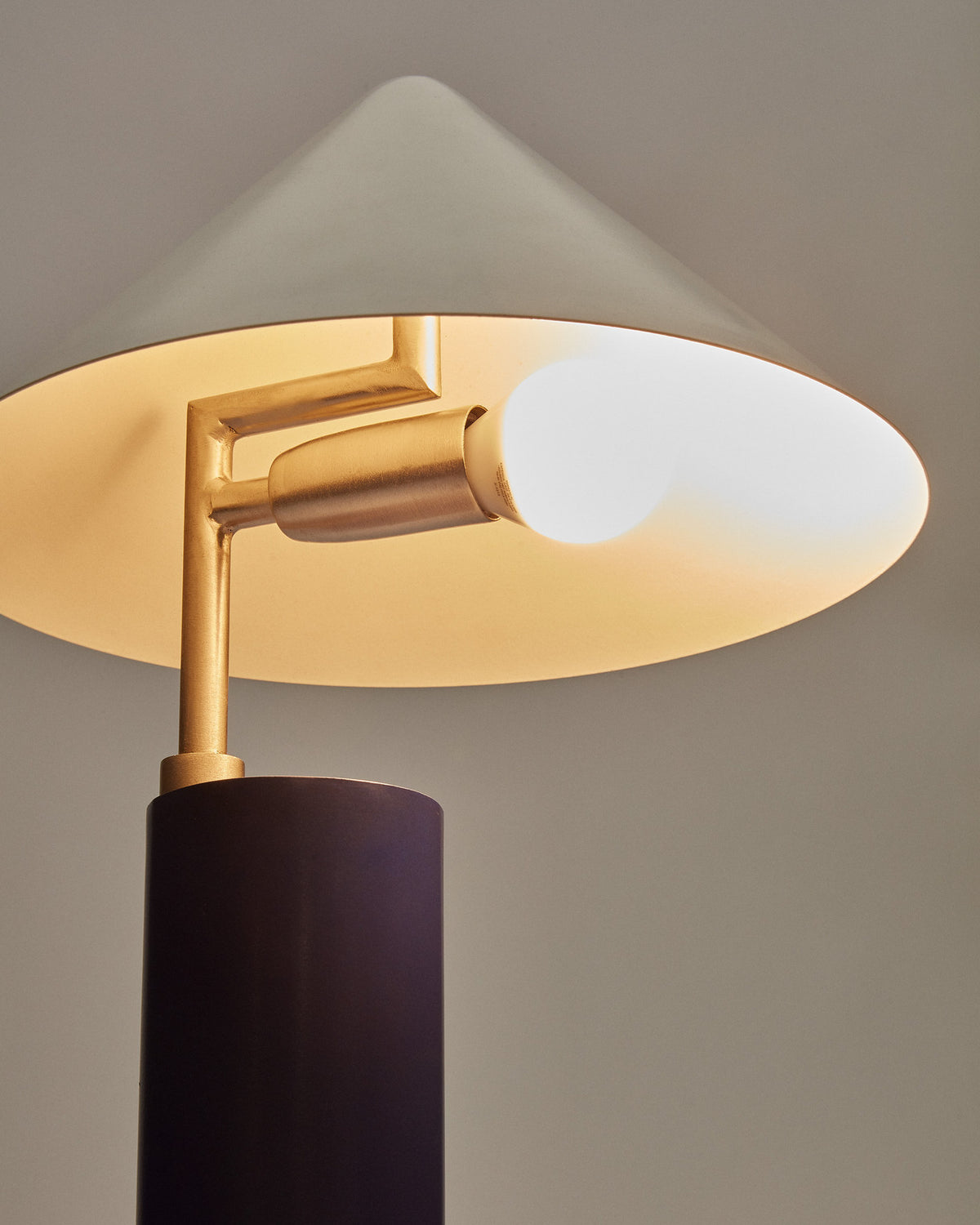 Shiva Tischlampe aus Metall in Blau und Weiss in Blau präsentiert im Onlineshop von KAQTU Design AG. Tischleuchte ist von Kave Home