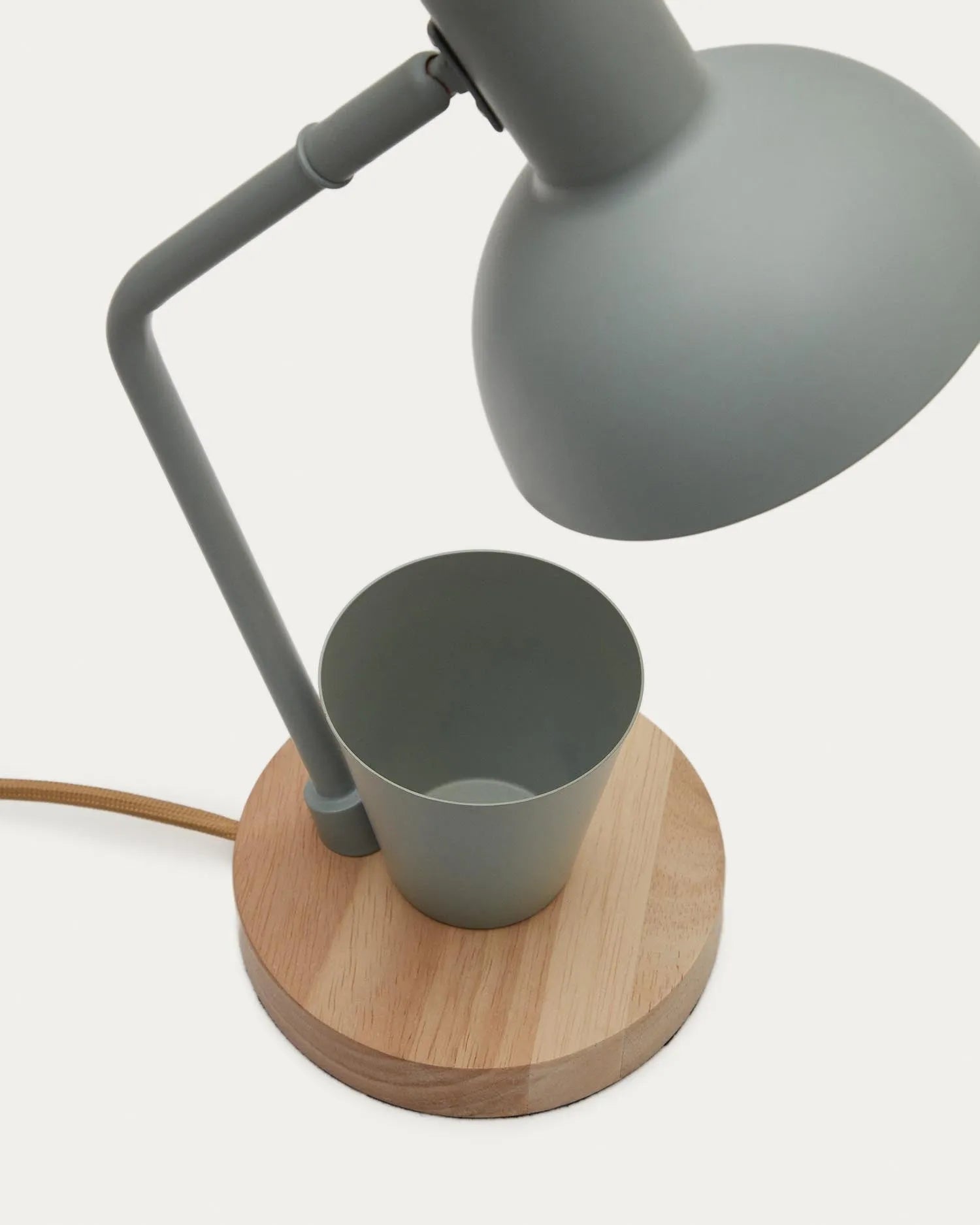 Die Katia Lampe vereint Holz und grünes Metall zu einem stilvollen, funktionalen Lichtobjekt mit integriertem Stifthalter.