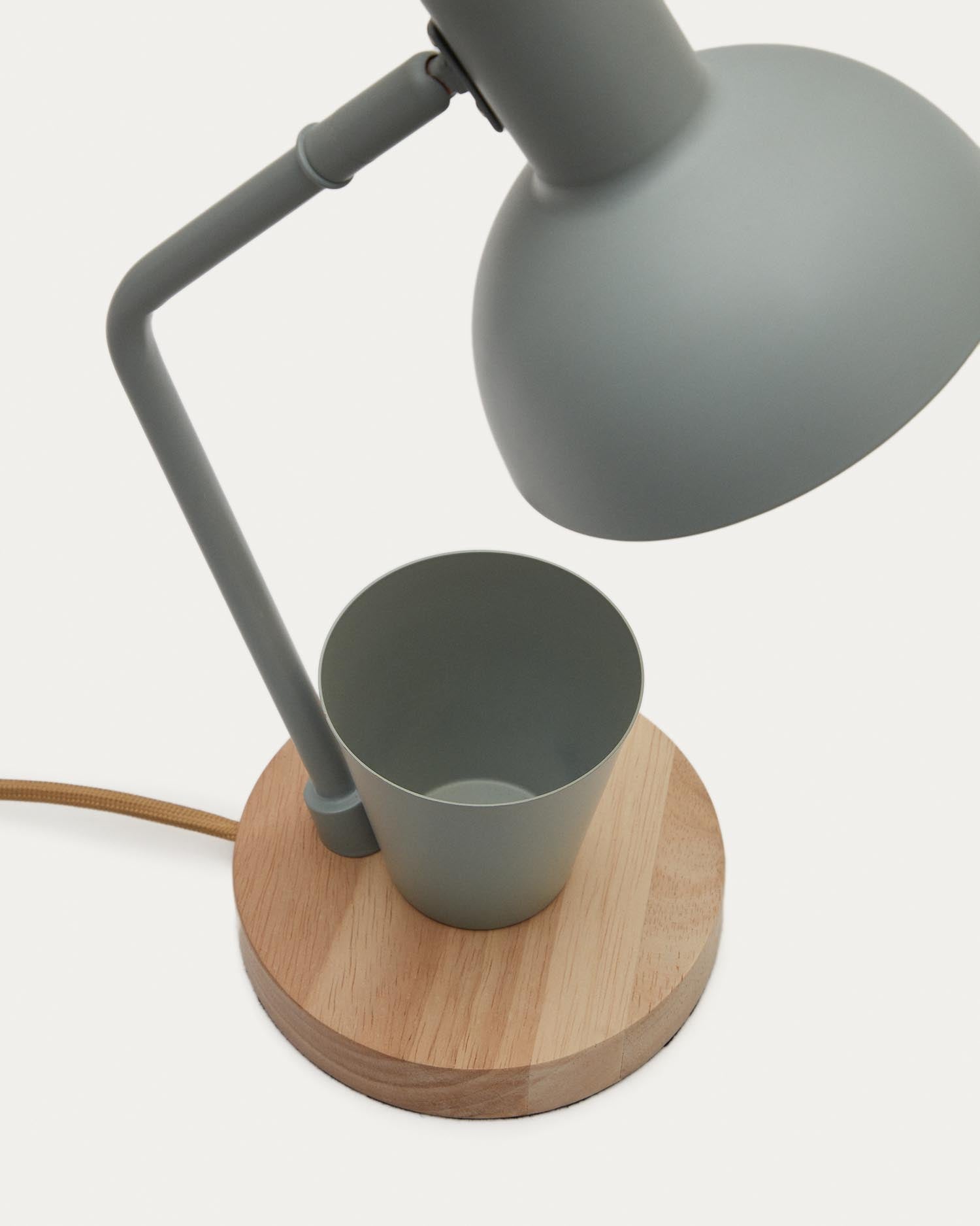 Die Katia Schreibtischlampe kombiniert grünes Metall mit Holz für ein modernes und stilvolles Design, ideal für jeden Arbeitsplatz.