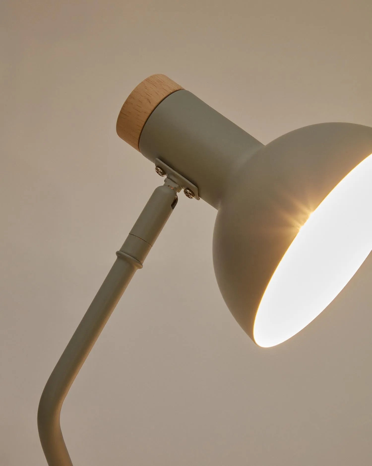 Die Katia Lampe vereint Holz und grünes Metall zu einem stilvollen, funktionalen Lichtobjekt mit integriertem Stifthalter.