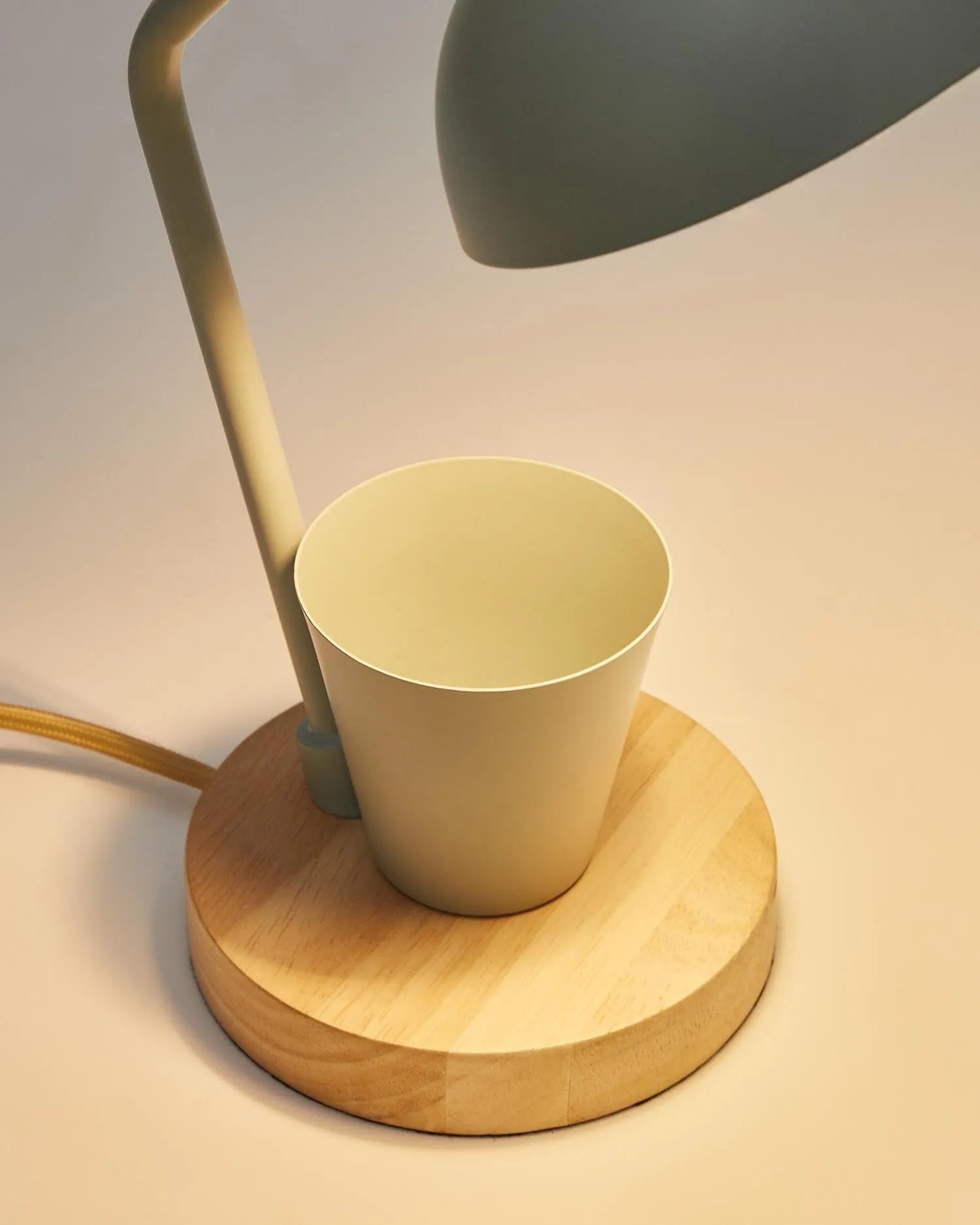 Die Katia Lampe vereint Holz und grünes Metall zu einem stilvollen, funktionalen Lichtobjekt mit integriertem Stifthalter.