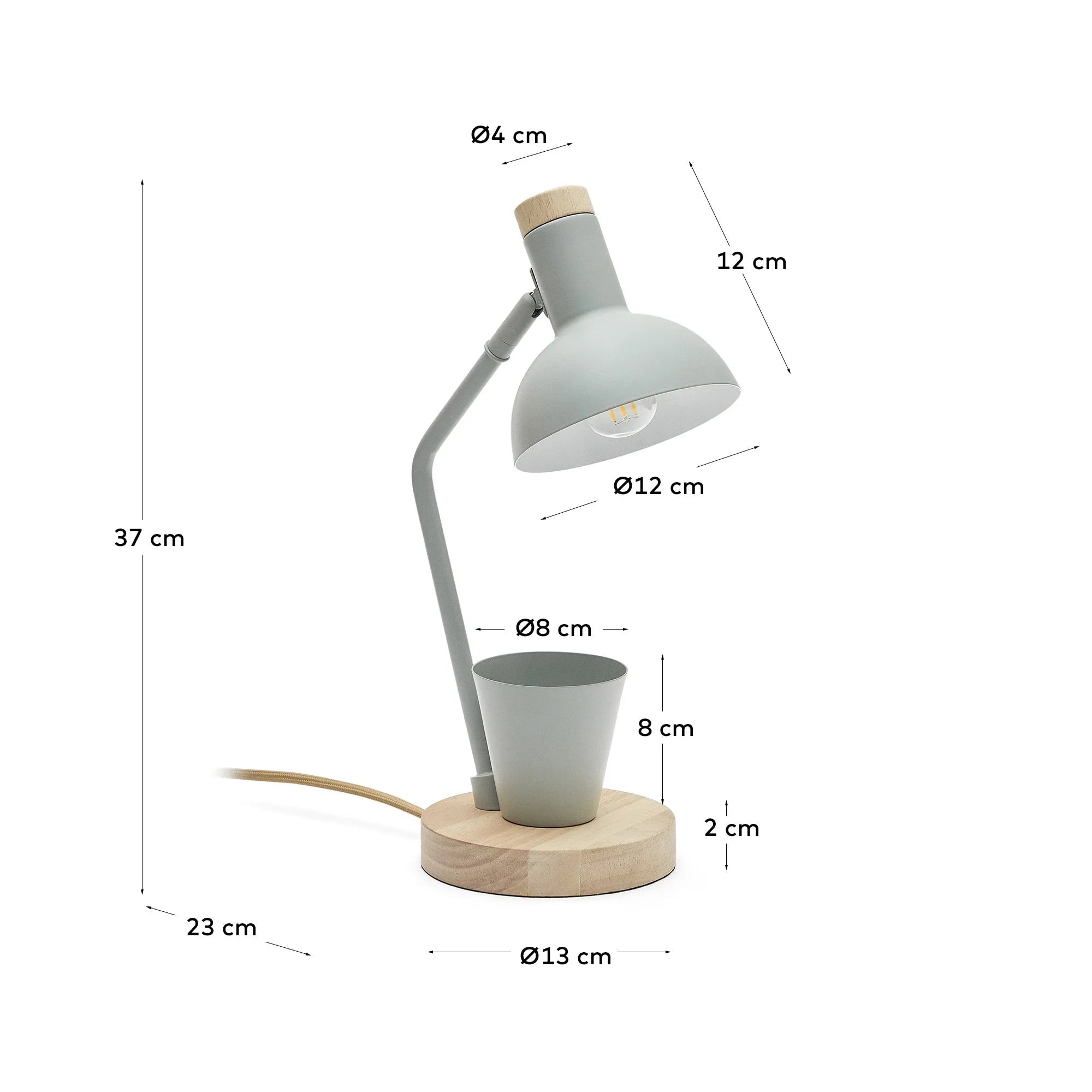 Die Katia Lampe vereint Holz und grünes Metall zu einem stilvollen, funktionalen Lichtobjekt mit integriertem Stifthalter.