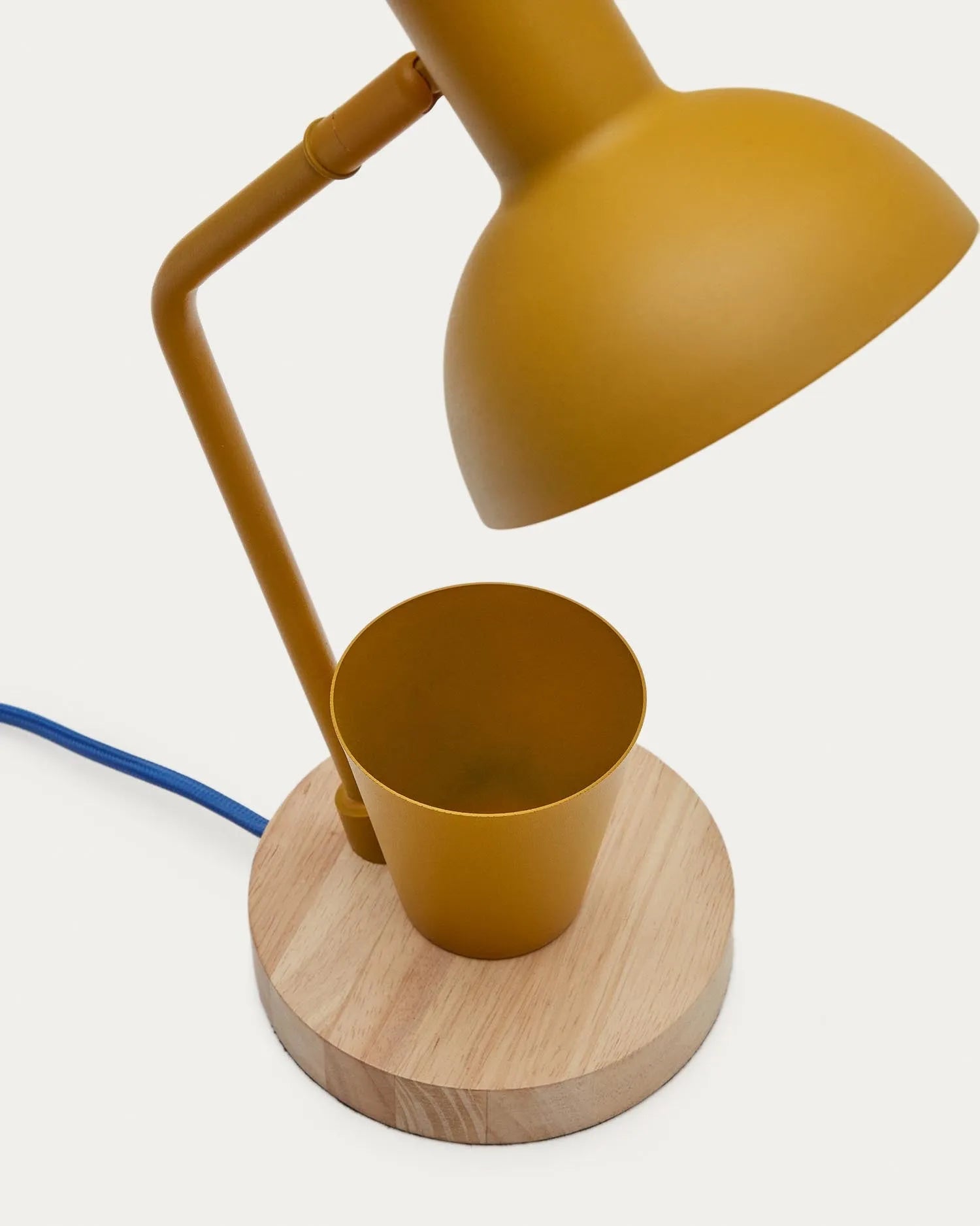 Die Katia Lampe vereint Holz und senffarbenes Metall zu einem stilvollen, funktionalen Design mit integriertem Stifthalter.