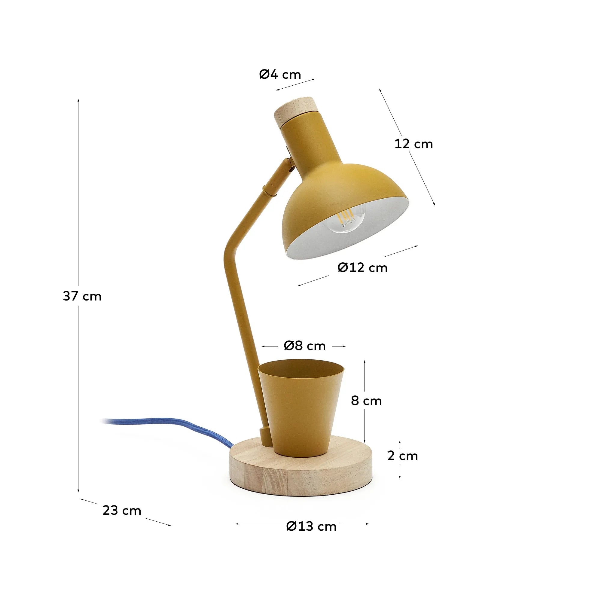 Die Katia Lampe vereint Holz und senffarbenes Metall zu einem stilvollen, funktionalen Design mit integriertem Stifthalter.