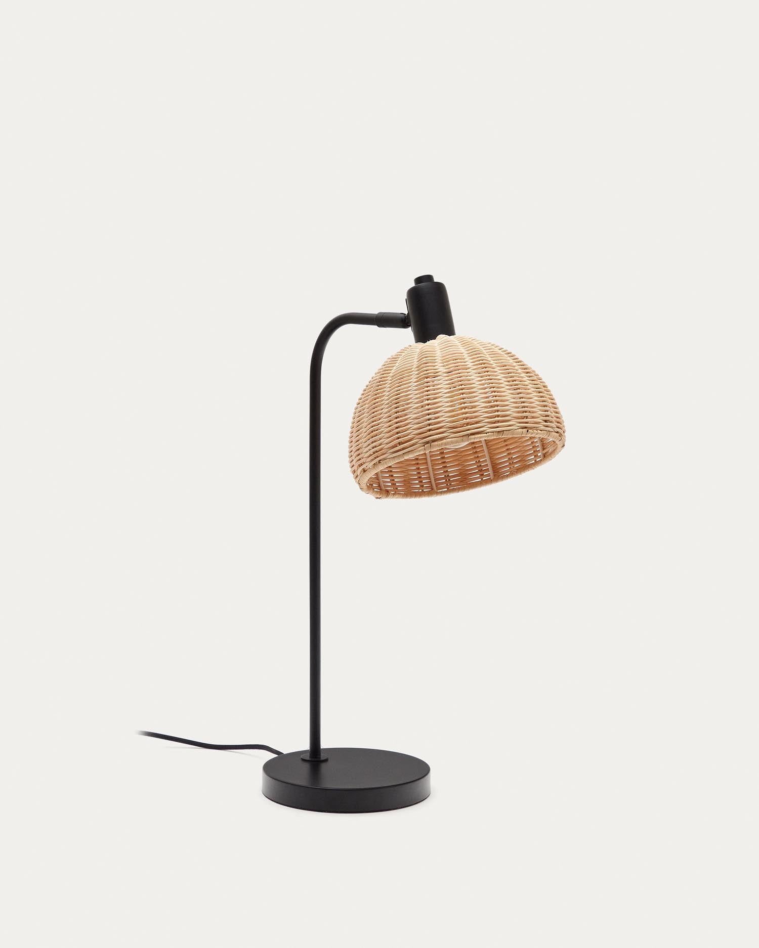 Elegante Tischleuchte Damila aus schwarzem Metall und natürlichem Rattan, ideal für stilvolle und gemütliche Wohnräume.