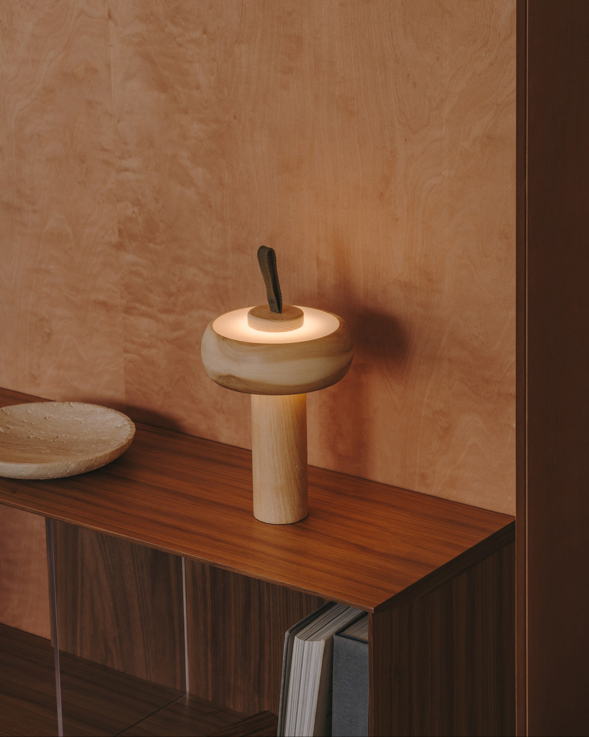 Luba tragbare Tischlampe aus massivem Eschenholz und grünem Baumwollgriff in Natur präsentiert im Onlineshop von KAQTU Design AG. Tischleuchte ist von Kave Home