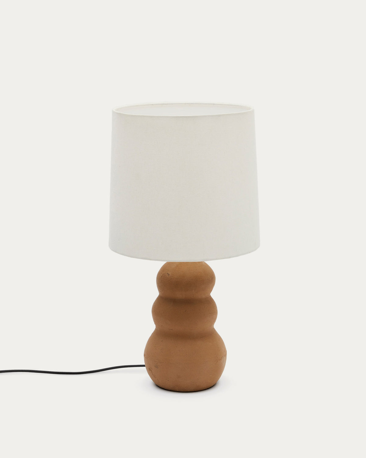 Madsen Tischleuchte aus Terrakotta mit weissem Lampenschirm in Terrakotta präsentiert im Onlineshop von KAQTU Design AG. Tischleuchte ist von Kave Home