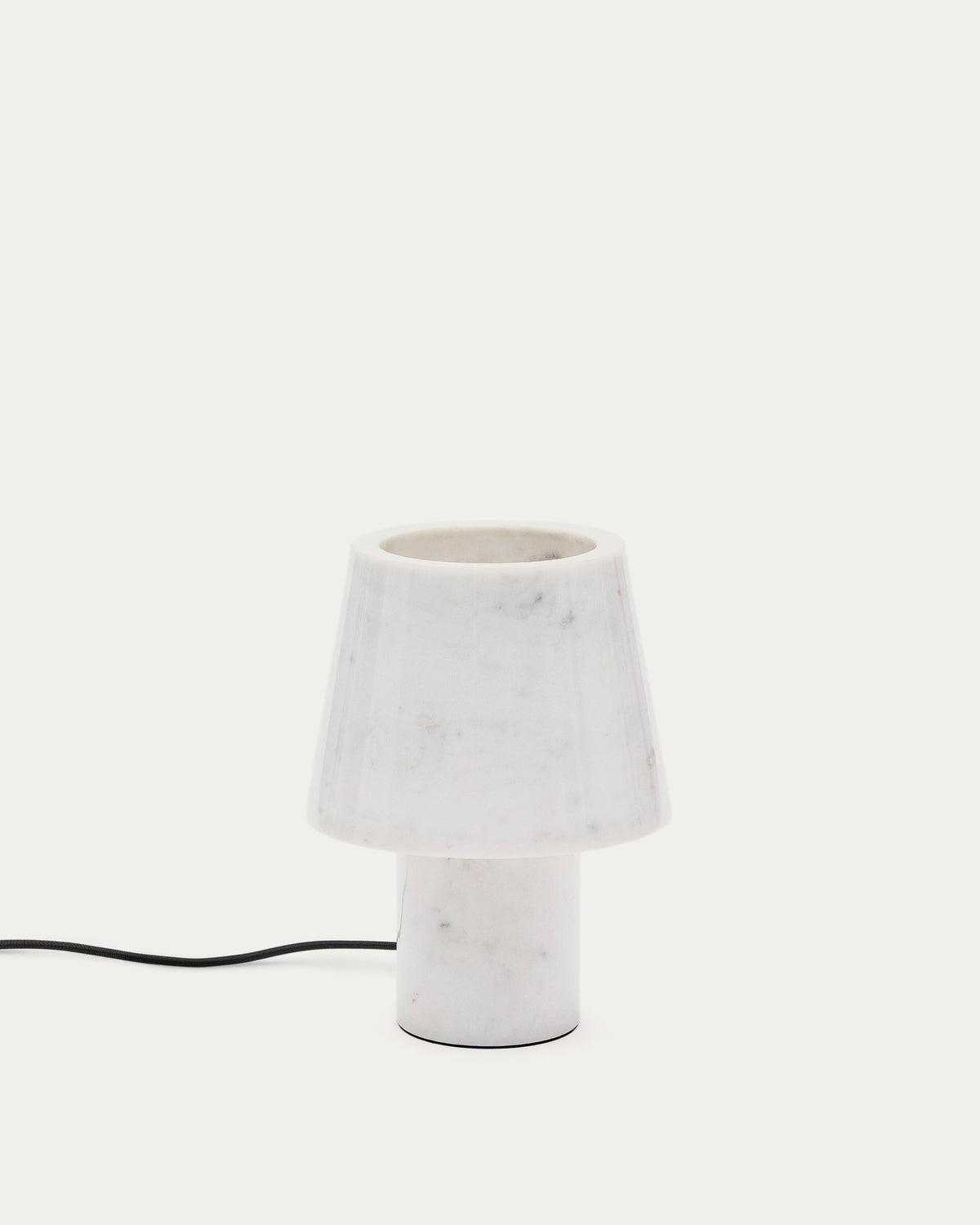 Alaro Tischlampe aus weissem Marmor in Weiss präsentiert im Onlineshop von KAQTU Design AG. Tischleuchte ist von Kave Home