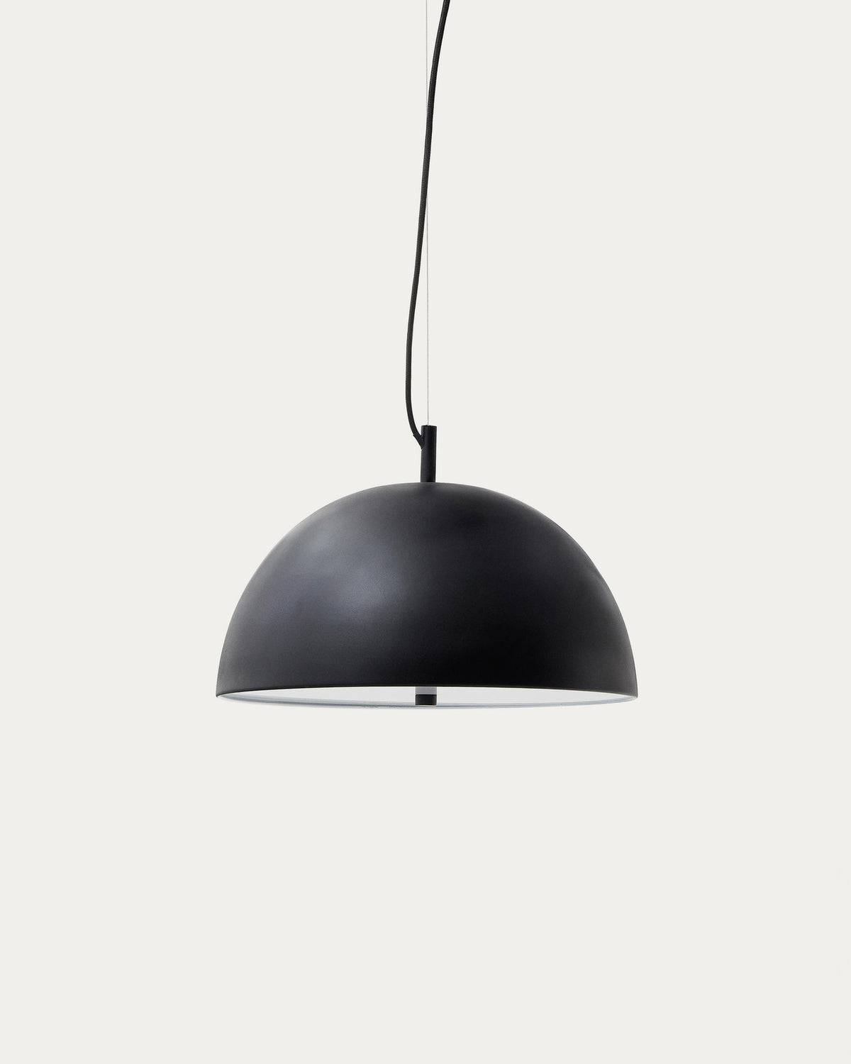 Catlar Deckenleuchte aus Metall mit schwarzem Lackfinish Ø 40 cm in Schwarz präsentiert im Onlineshop von KAQTU Design AG. Pendelleuchte ist von Kave Home