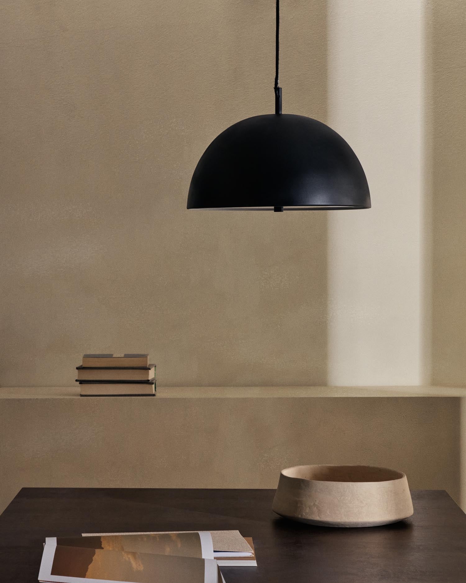 Die Catlar Deckenleuchte von Kave Home, Ø 40 cm, aus Metall mit schwarzem Finish, bietet stilvolle Beleuchtung für moderne Räume.