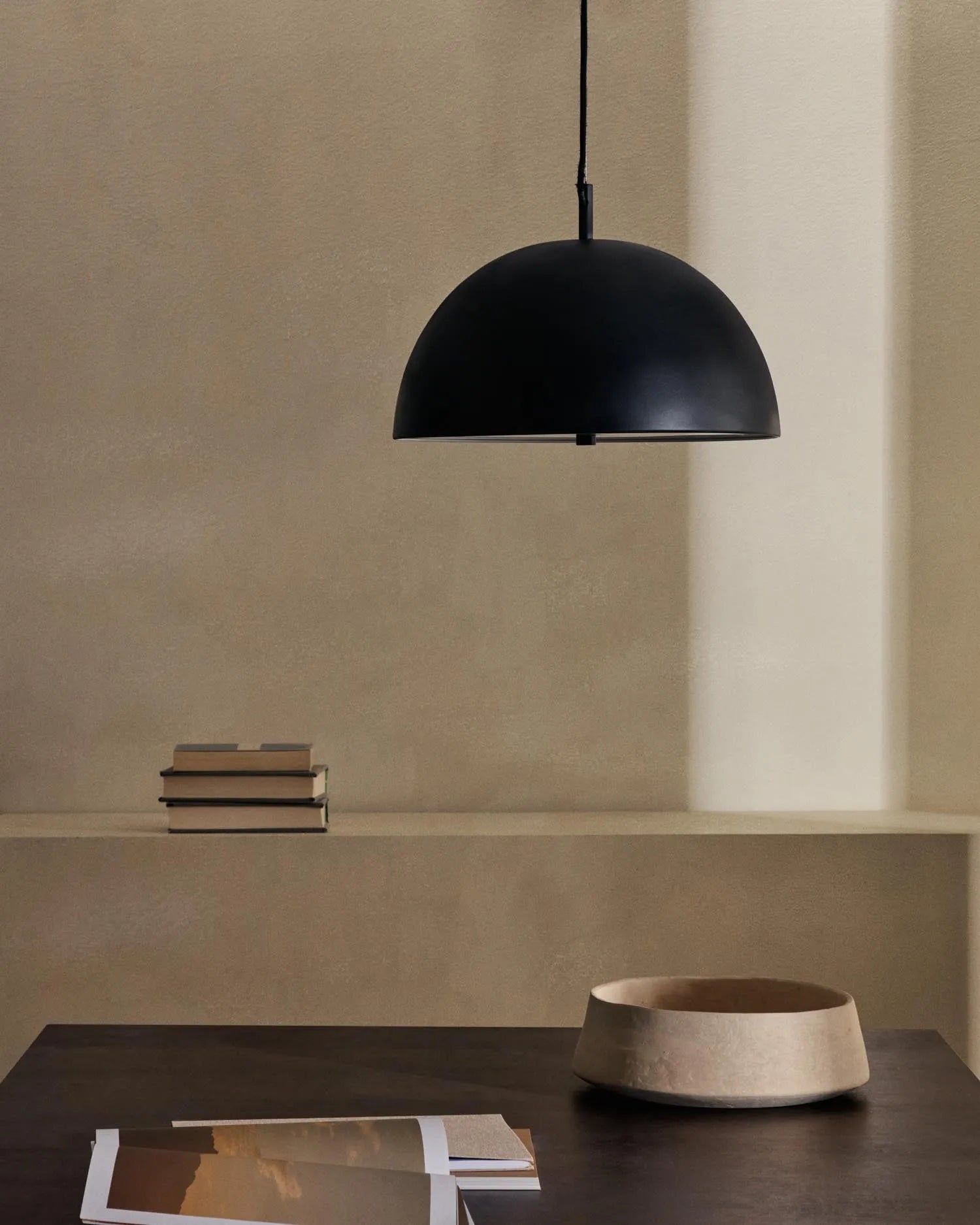 Die Catlar Deckenleuchte von Kave Home, Ø 40 cm, aus Metall mit schwarzem Finish, bietet stilvolle Beleuchtung für moderne Räume.