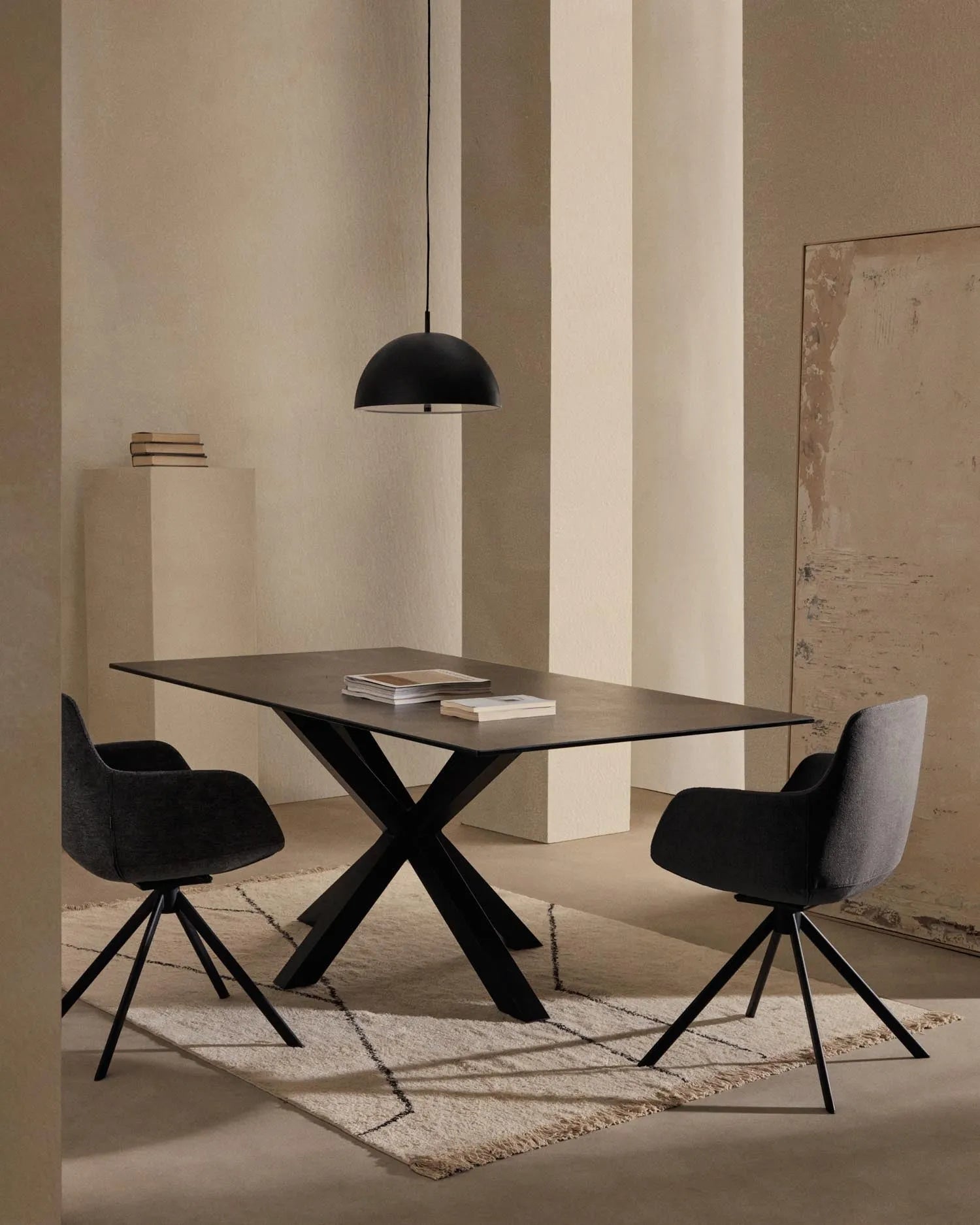 Stilvolle Deckenleuchte aus schwarzem Metall und Holz, Ø 40 cm, für moderne und einladende Wohnräume.