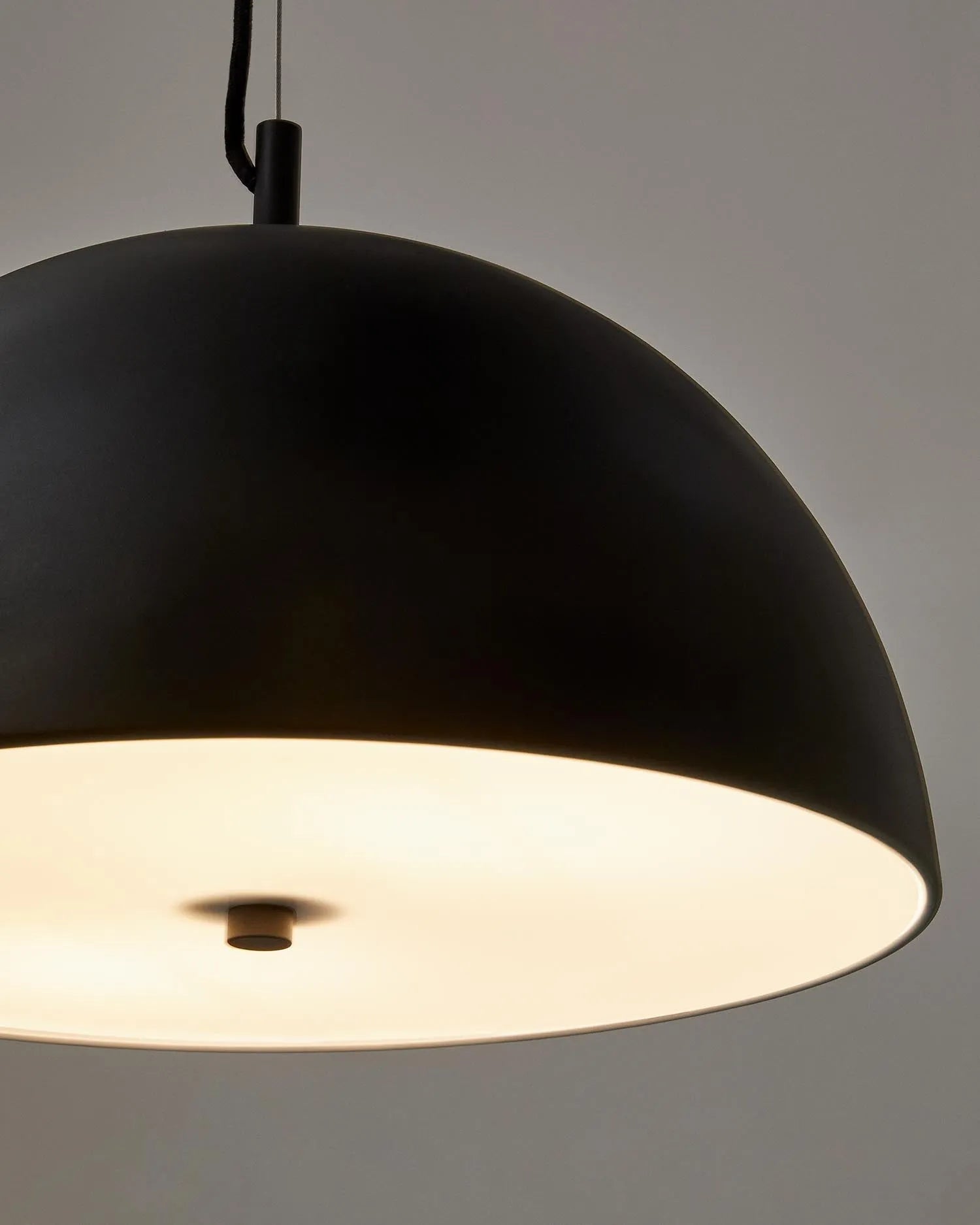 Die Catlar Deckenleuchte von Kave Home, Ø 40 cm, aus Metall mit schwarzem Finish, bietet modernes Design für stilvolle Räume.