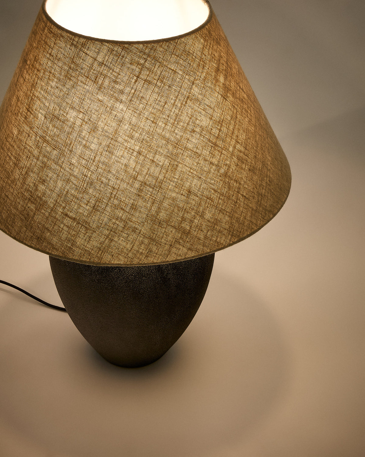 Mercadal Tischlampe aus Keramik mit schwarzem Finish in Schwarz präsentiert im Onlineshop von KAQTU Design AG. Tischleuchte ist von Kave Home