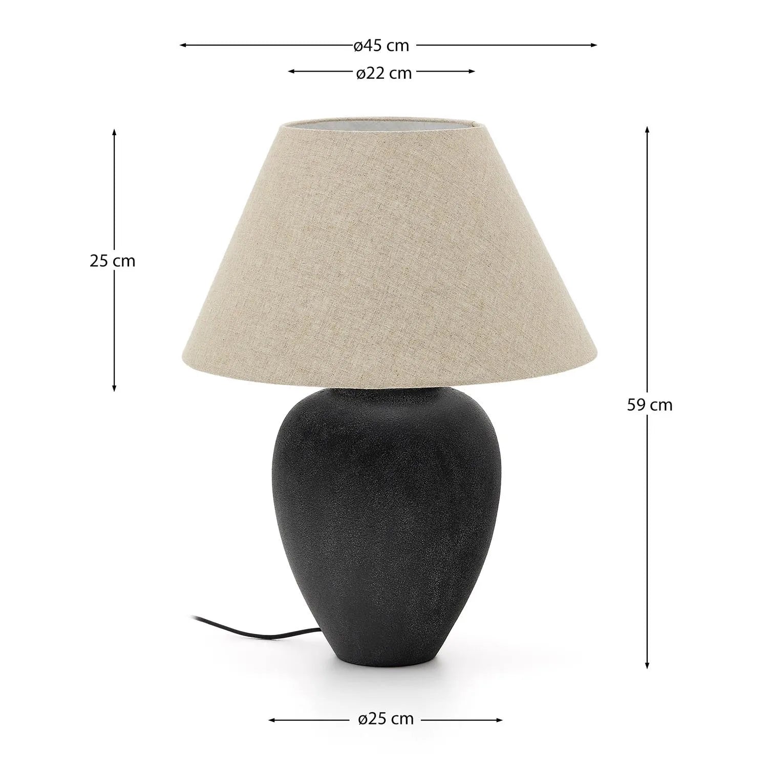 Elegante Mercadal Tischlampe aus Keramik in Schwarz von Kave Home.