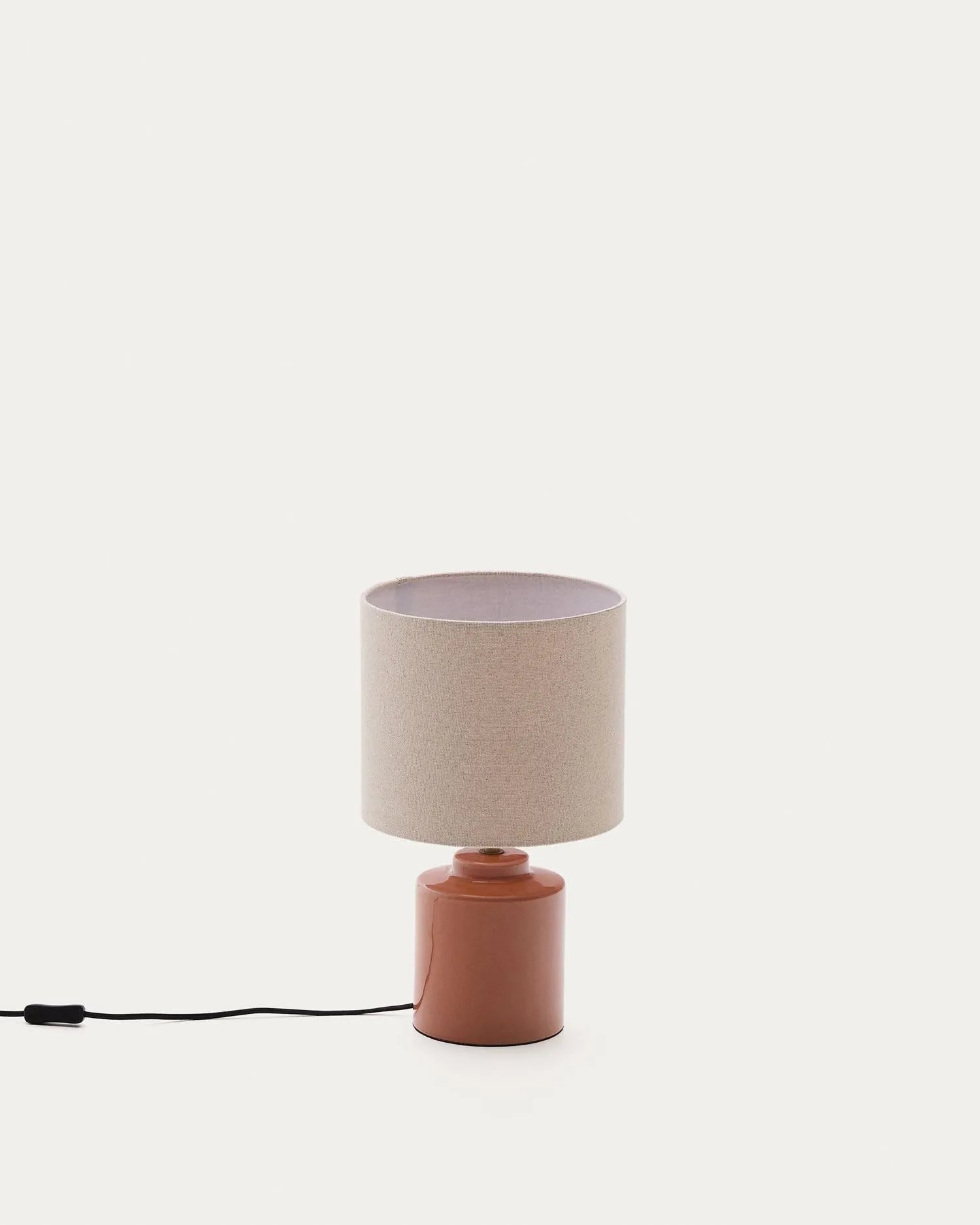 Tischlampe Daeli aus Keramik mit orangenem Finish und Baumwolle in Beige in  präsentiert im Onlineshop von KAQTU Design AG. Tischleuchte ist von Kave Home