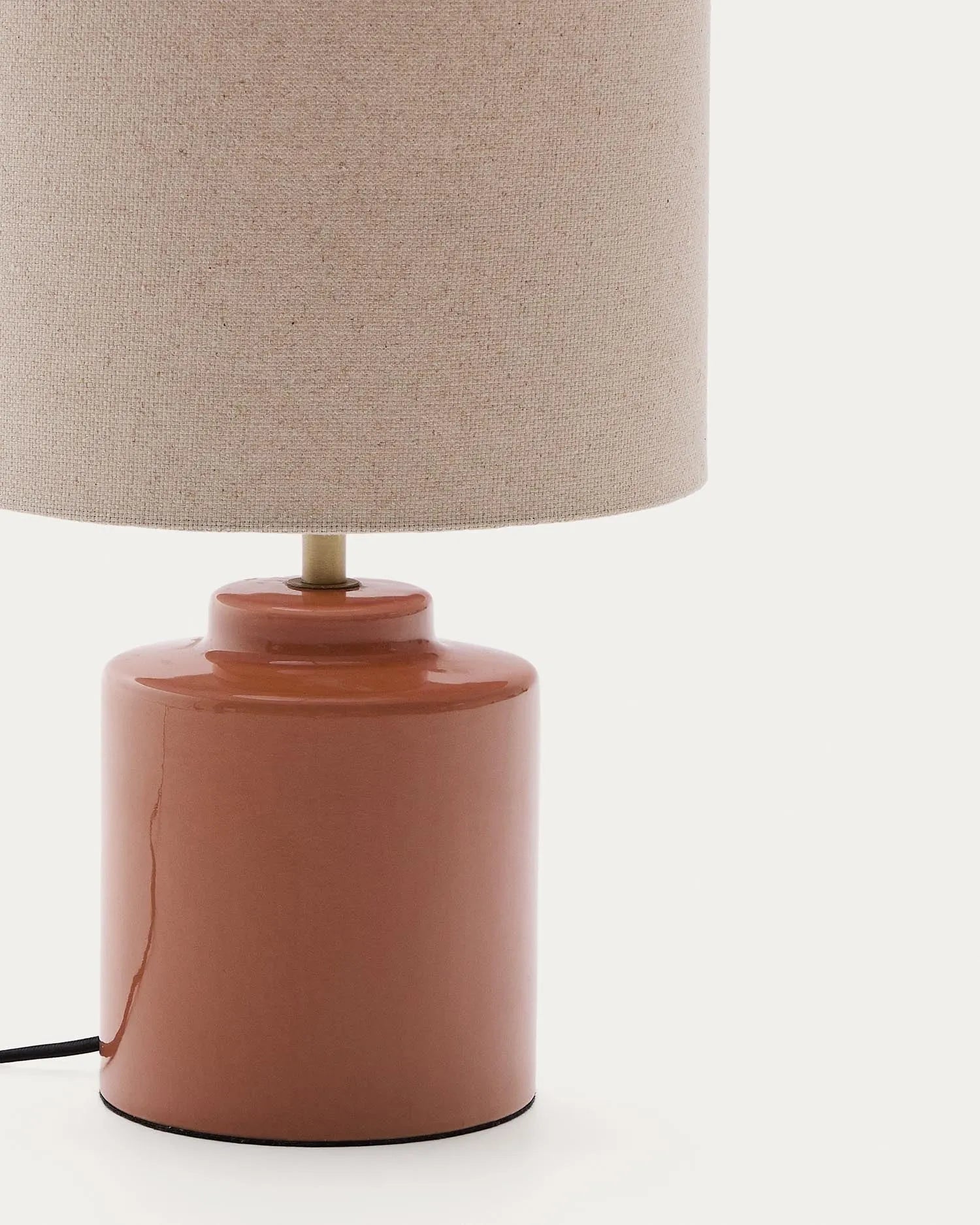 Tischlampe Daeli aus Keramik mit orangenem Finish und Baumwolle in Beige in  präsentiert im Onlineshop von KAQTU Design AG. Tischleuchte ist von Kave Home