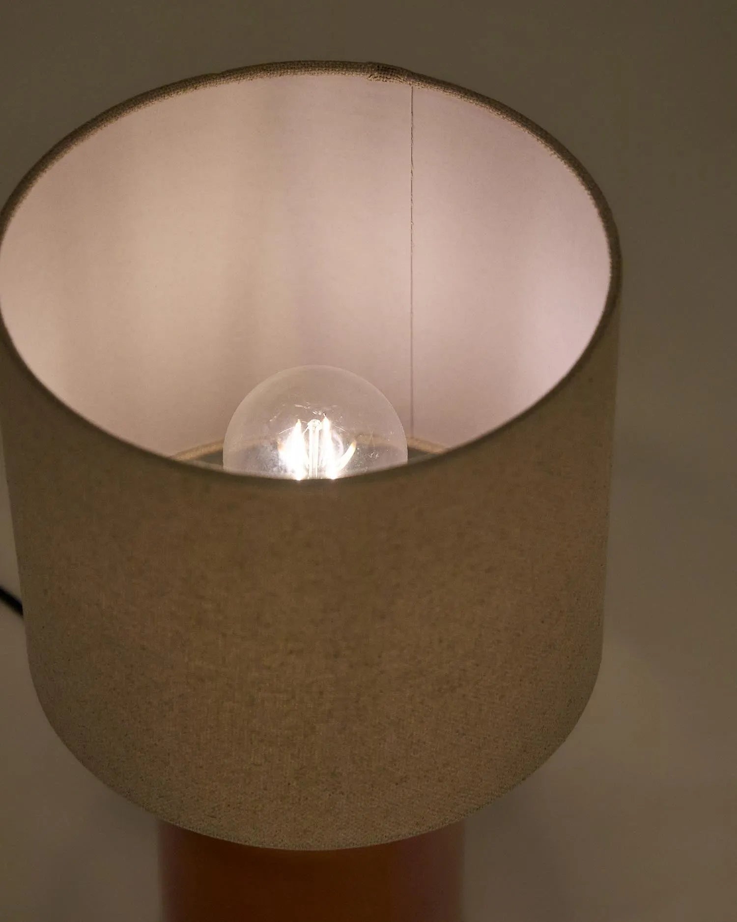 Tischlampe Daeli aus Keramik mit orangenem Finish und Baumwolle in Beige in  präsentiert im Onlineshop von KAQTU Design AG. Tischleuchte ist von Kave Home
