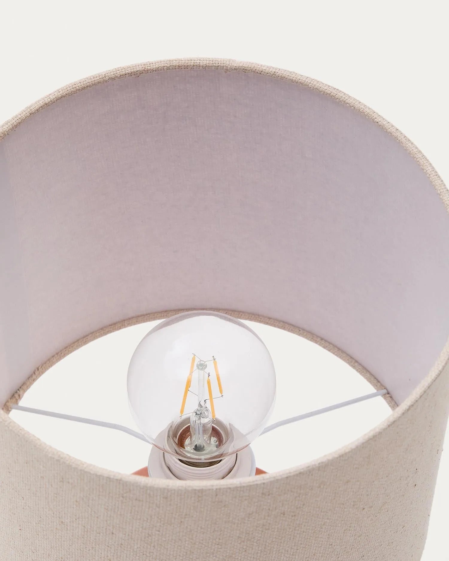 Tischlampe Daeli aus Keramik mit orangenem Finish und Baumwolle in Beige in  präsentiert im Onlineshop von KAQTU Design AG. Tischleuchte ist von Kave Home