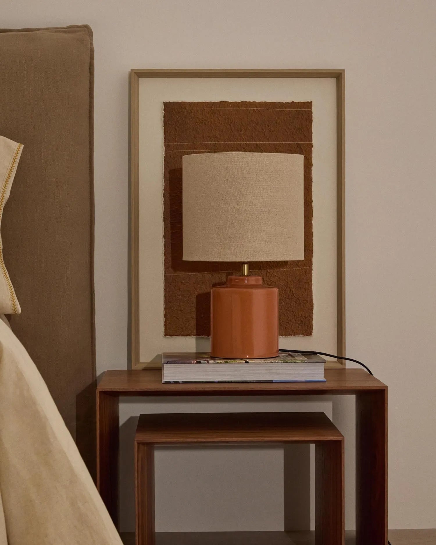 Tischlampe Daeli aus Keramik mit orangenem Finish und Baumwolle in Beige in  präsentiert im Onlineshop von KAQTU Design AG. Tischleuchte ist von Kave Home