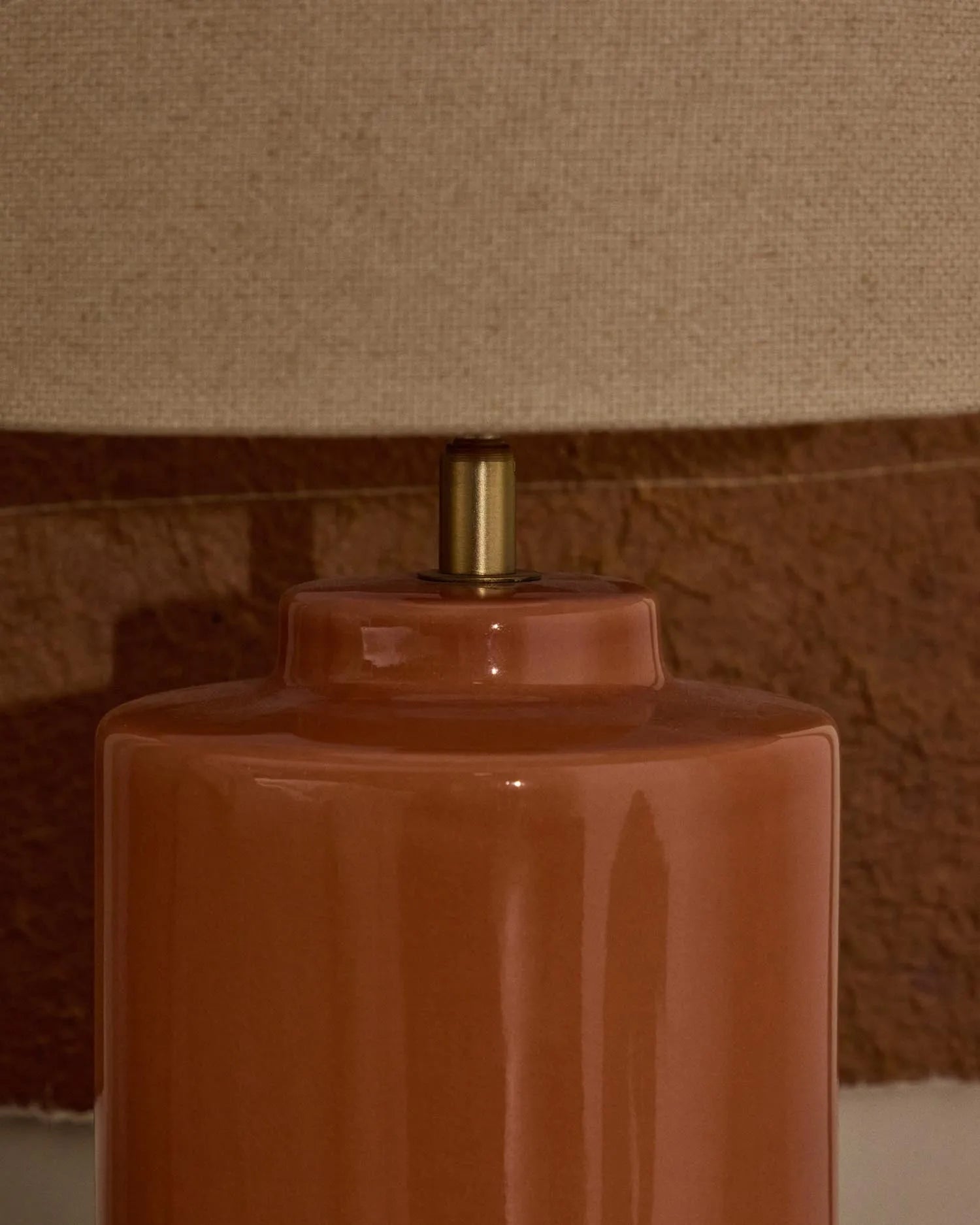 Tischlampe Daeli aus Keramik mit orangenem Finish und Baumwolle in Beige in  präsentiert im Onlineshop von KAQTU Design AG. Tischleuchte ist von Kave Home